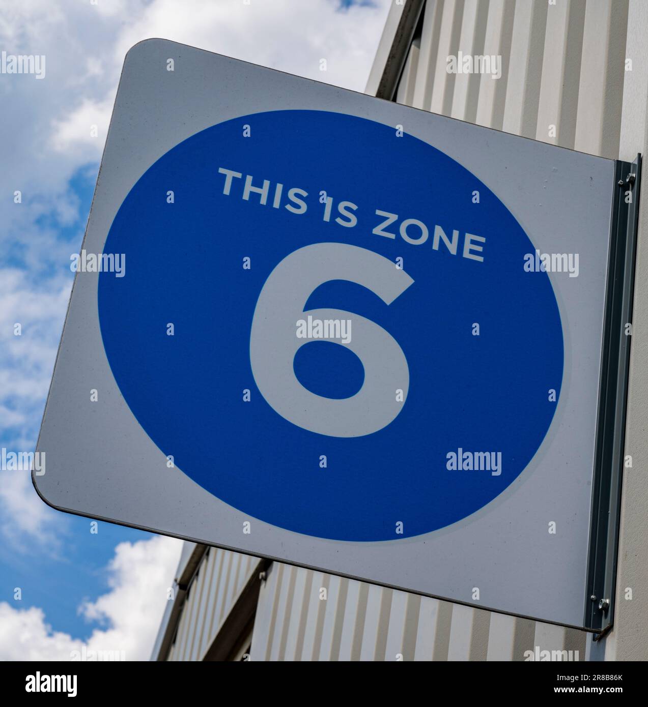 Bahnhof Grantham – Zonenschild, das die nummerierte Zone eines Bahnsteigs zeigt, um Fahrgästen beim Einsteigen in einen Zug zu helfen Stockfoto