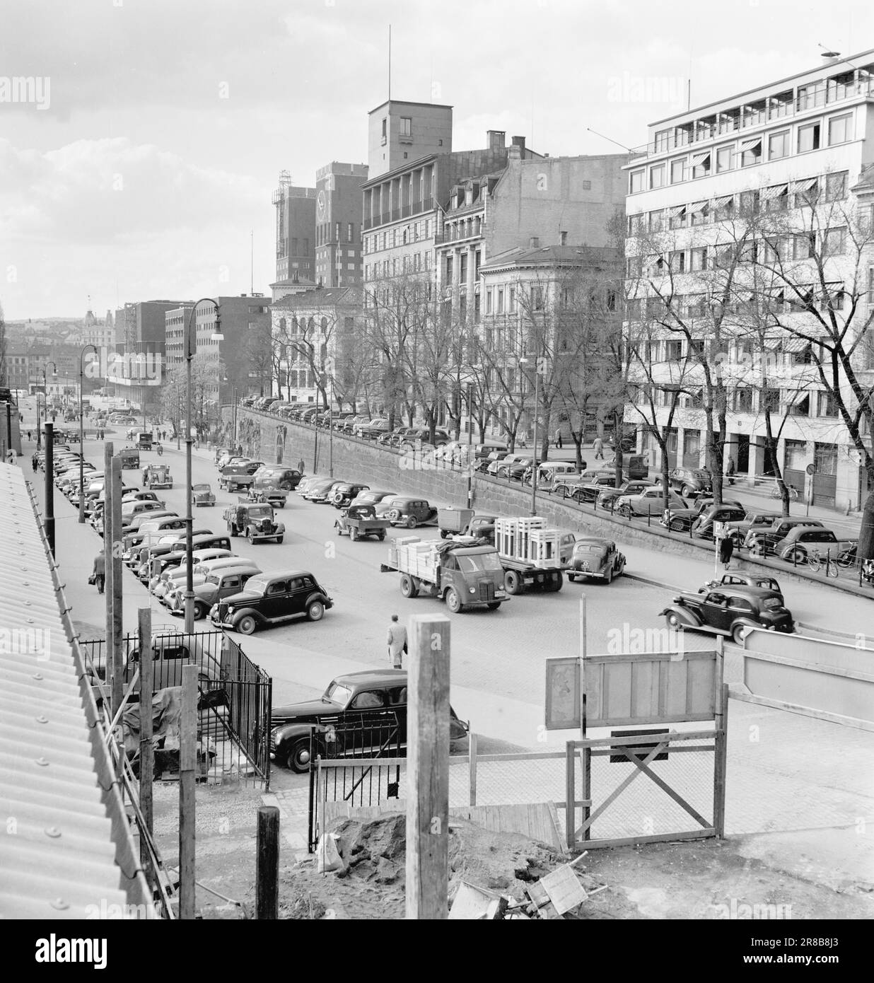 Aktuell 13-1950: Wann kommt der Zusammenbruch das charakteristischste am Verkehr in Zentral-Oslo ist, dass es dafür keinen Platz gibt. Es ist seit vielen Jahren schlimm und es wird noch schlimmer werden. Rådhusgata ist einer der schlimmsten Verkehrsengpässe in Oslo. Wenn der Verkehr am stärksten ist, ist es eine Aufgabe der Geduld, ein Fahrer zu sein. Hier können Sie den oberen Teil der Straße sehen, den am nächsten zum Rathaus, aber die Bedingungen sind im unteren Teil wesentlich schlechter. Man bekommt einen guten Eindruck davon, wie viel Platz die geparkten Autos dem fahrenden Verkehr stehlen. Foto: Arne Kjus/Aktuell Stockfoto