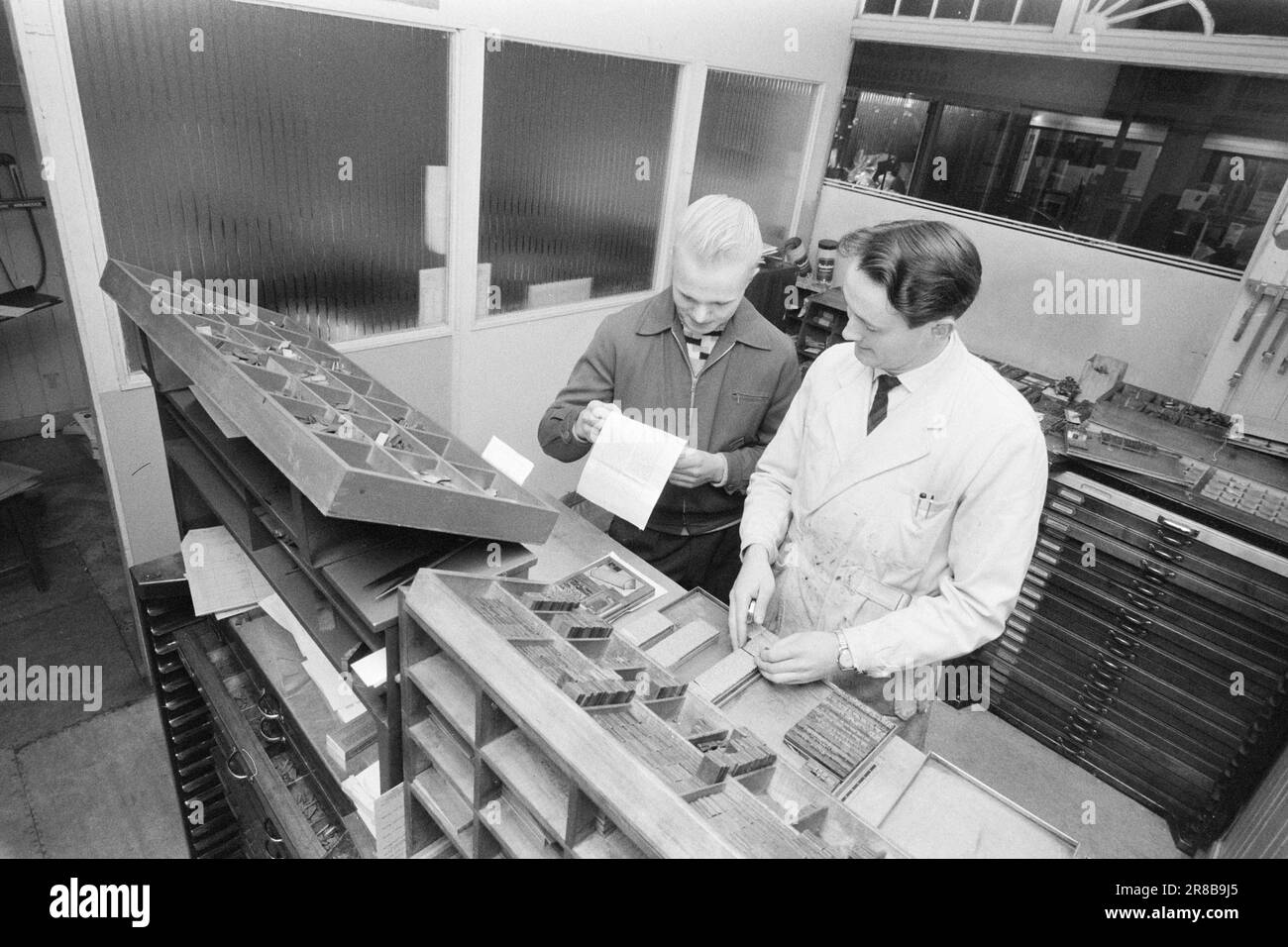 Aktuell 53-9-1960: Unser jüngster Redakteur Norwegens jüngster Redakteur, Harald Haraldsen in Trondheim, Herausgeber von Motorbladet Speed, ist allmählich 18 Jahre alt geworden. Er erhielt das Startkapital aus Fischerei und Landwirtschaft. Heute ist der 18-Jährige Redakteur, Manager, Werbemanager und Verlagsleiter in ein und derselben Person. Speed muss auch eine eigene Weihnachtsnummer haben. Frohe Weihnachten für die Leser. Der Redakteur ist sein eigener Korrekturleser. Das Magazin ist dann auch frei von Druckfehlern. Foto: Sverre A. Børretzen / Aktuell / NTB ***FOTO NICHT IMAGE PROCESSED*** Stockfoto