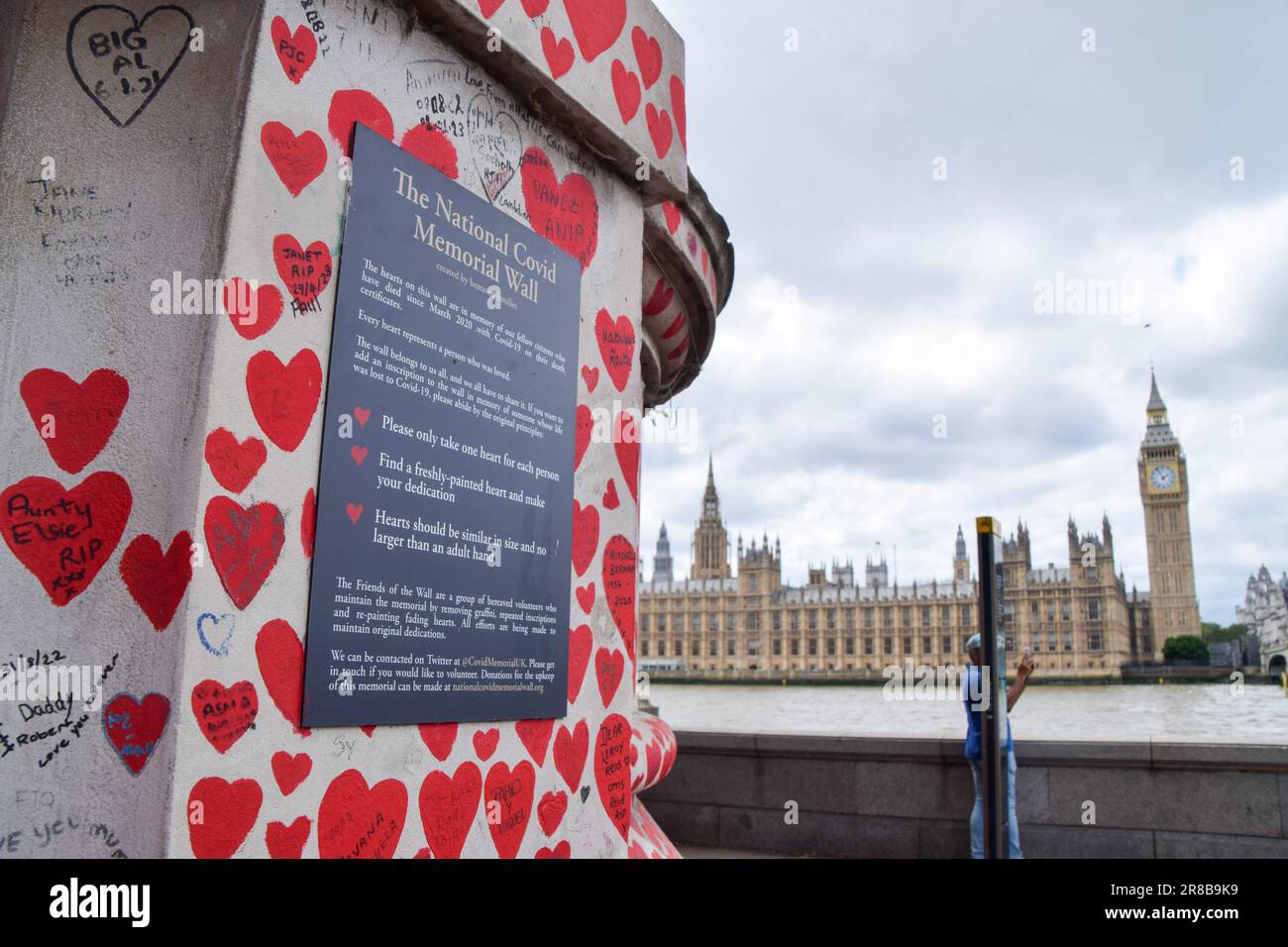 Eine allgemeine Ansicht des National Covid Memorial Wall Signs und der Houses of Parliament während der britischen Covid-19-Untersuchung. Derzeit wird untersucht, wie das Vereinigte Königreich mit der Coronavirus-Pandemie umgeht. Stockfoto