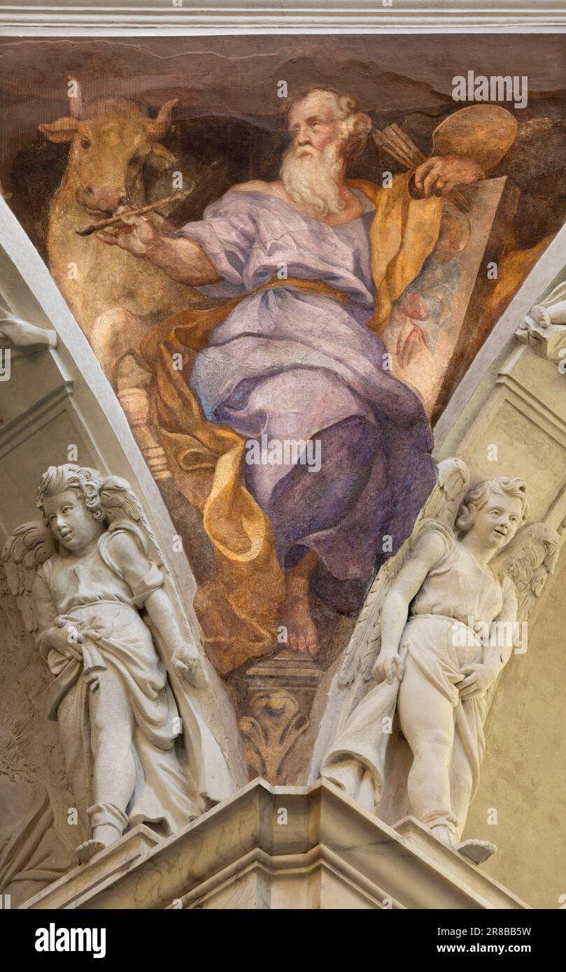 GENUA, ITALIEN - 7. MÄRZ 2023: Das Fresko von St. Luke der Evangelist aus der Kuppel der Kirche Chiesa di san Pietro in Banchi von Paolo Gerolamo Piola Stockfoto