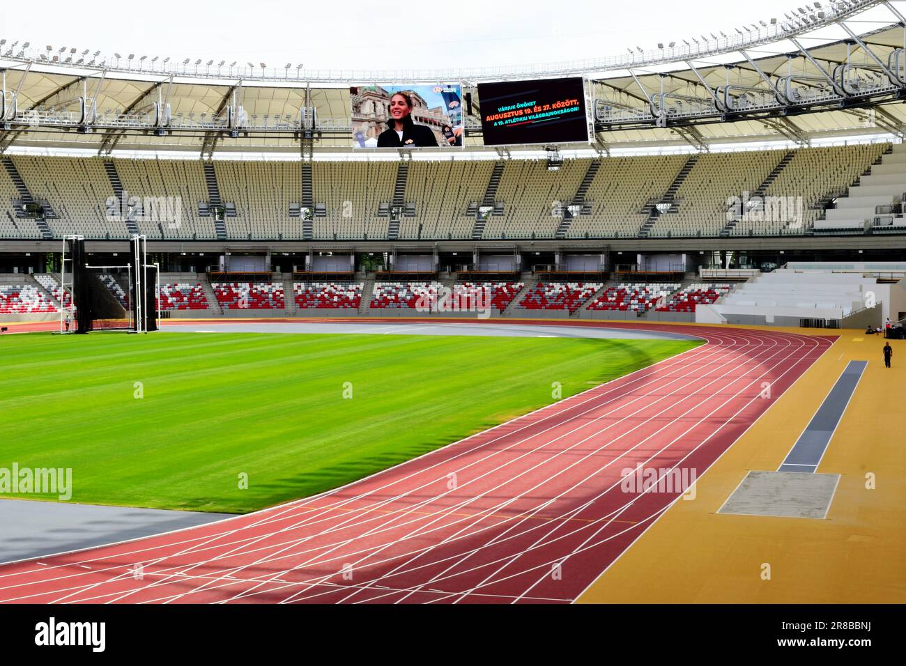 Budapest, Juni 2023: Das neue Stadioninnere. Zuschauersitze mit Segeldach; Schienen- und Feldfläche. Austragungsort der Leichtathletik-Weltmeisterschaft Stockfoto