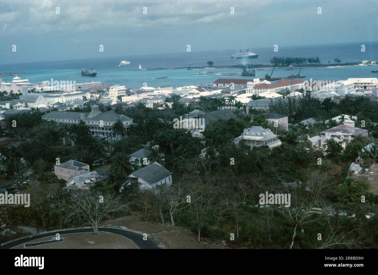 Nassau, die Bahamas - Juni 1967: Blick auf den Hafen von Nassau und die Paradise Island von der Spitze des Wasserturms über Fort Fincastle. Stockfoto Nassau, die Bahamas - Juni 1967: Blick auf den Hafen von Nassau und die Paradise Island von der Spitze des Wasserturms über Fort Fincastle. Stockfoto