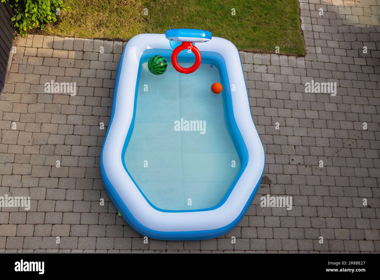 Wunderschöner Blick von oben auf den aufblasbaren Kinderpool mit Wasser auf dem Vorgarten im Garten der Villa. Schweden. Stockfoto