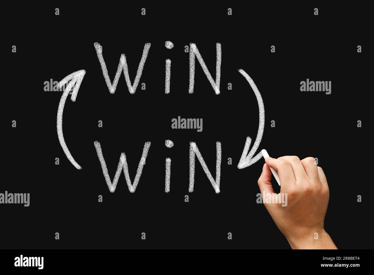 Handzeichnen von Win-Win-Situation Pfeilkonzept mit weißer Kreide an der Tafel. Stockfoto