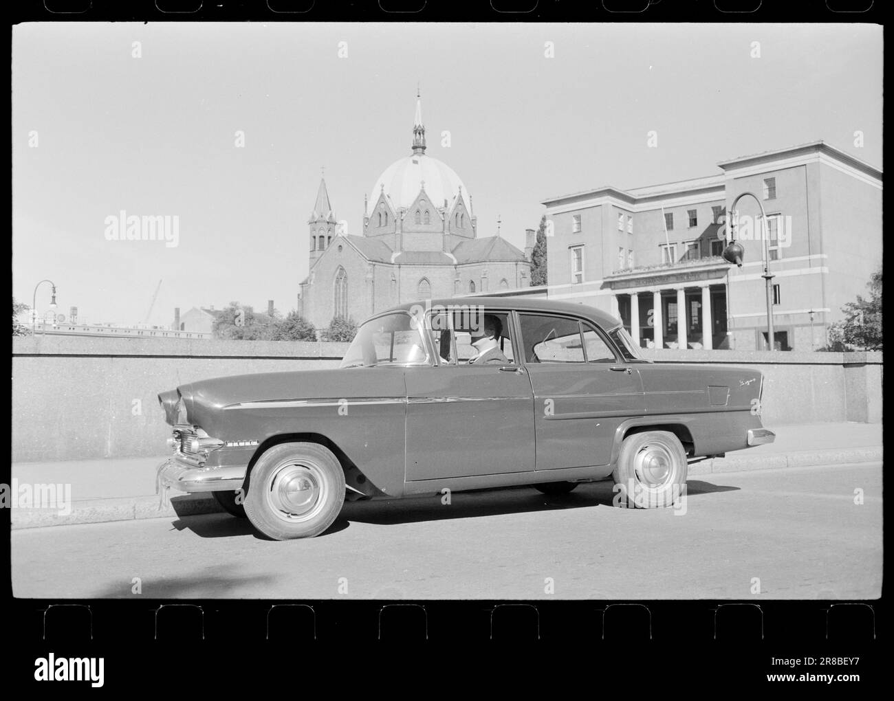 Aktuell 41-1-1960: Die Autoparade Zurzeit werden Autos in vier Preisklassen präsentiert: Unter 15.000 NOK 15.000 NOK – 18.000 NOK 18.000 – 24.000 NOK über 24.000 NOK wurde der Vauxhall Victor Standard plötzlich billiger, und einer der Gründe war wahrscheinlich auch, dass ein neues Modell heute marktreif ist. Aber die Verbesserungen sind nicht bedeutsamer als die Tatsache, dass sich viele Menschen für das aktuelle Modell interessieren werden, das ein komfortables und gut ausgestattetes Familienauto ist. Er hat 4 Türen, Platz für 5,55 PS SAE im Motor, die Reifen sind 5,60x13 groß, das Gewicht beträgt 975 kg Stockfoto