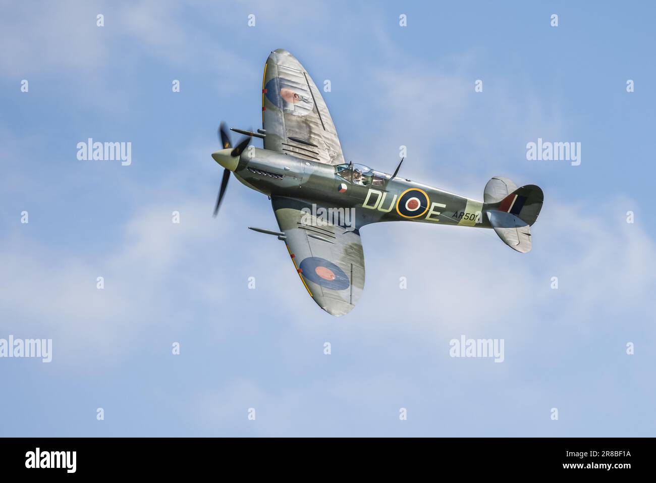 Supermarine Spitfire VC 'AR501' (G-AWII) in der Luft auf der Shuttleworth Around the World Airshow am Old Warden Aerodrome am 4. Juni 2023. Stockfoto