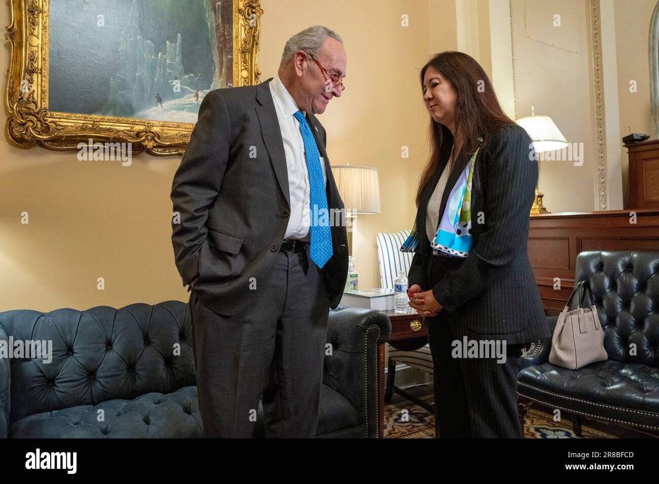 Washington, Usa. 20. Juni 2023. USA Der Mehrheitsführer des Senats Chuck Schumer, D-NY, Left, und Dr. Adriana Kugler, die Nominierte des Präsidenten Biden zum Gouverneur der US-Notenbank, posieren für eine Fotogelegenheit oben auf ihrem Treffen am Capitol Hill in Washington, D.C. am Dienstag, den 20. Juni 2023. Wenn bestätigt, wird Dr. Kugler, ein kolumbianischer Amerikaner, der erste Latino sein, der im Vorstand der Fed sitzt. Foto: Ken Cedeno/UPI Credit: UPI/Alamy Live News Stockfoto