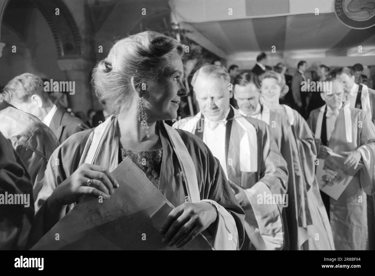 Aktuell 55-3-1960: Ehre auf der Nase der Künstlerverband ist 100 Jahre alt. Der Jahrestag wurde für drei ganze Tage bis zum Ende gefeiert, und einer der vielen Höhepunkte war der Künstlerball, auf dem 22 berühmte Männer und Frauen lila Nasen als Dankeschön für gute Arbeit erhielten. Und dann spazierten die frisch geprägten Ritter zwischen den maurischen Säulen. In diesem Bild: Randi Heide Steen, Bjarne Buntz und Arne Bang-Hansen. Foto: Sverre A. Børretzen / Aktuell / NTB ***FOTO NICHT IMAGE PROCESSED*** Stockfoto