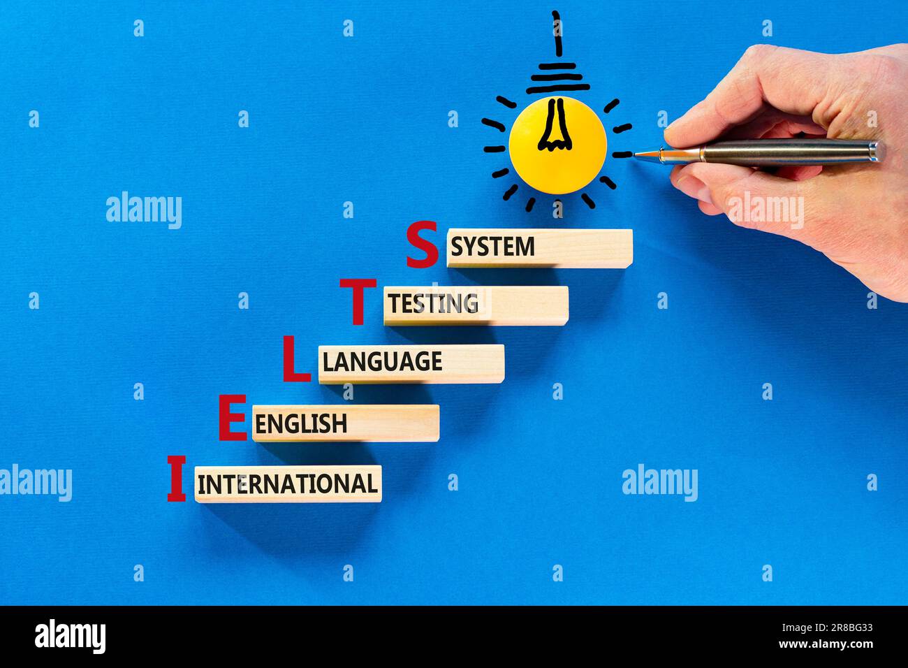 IELTS-Symbol. Konzeptbegriffe IELTS internationales englischsprachiges Prüfsystem auf Holzblock. Wunderschöner blauer Hintergrund. Business IELTS Internation Stockfoto