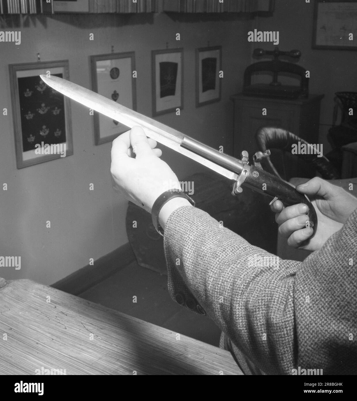 Aktuell 8-1-1947: Der 300. Jahrestag der schwedischen Post die Geschichte des Briefes seit 300 Jahren heute kann der Postdienst in diesem Land auf 300 Jahre Postdienst zurückblicken. In dieser Zeit hat sie unzählige Millionen Briefe gebracht. Anlässlich des Jubiläums wurde am 15. Januar im Postgebäude in Oslo ein Museum eröffnet. Früher gab es - und das tut es immer noch - Versuche, die Post zu berauben. Die Postboten waren also gut bewaffnet. Hier sehen Sie eine Pistole mit einem Bajonett. Postdiebstahl galt damals als schweres Verbrechen und wurde streng bestraft. Stockfoto