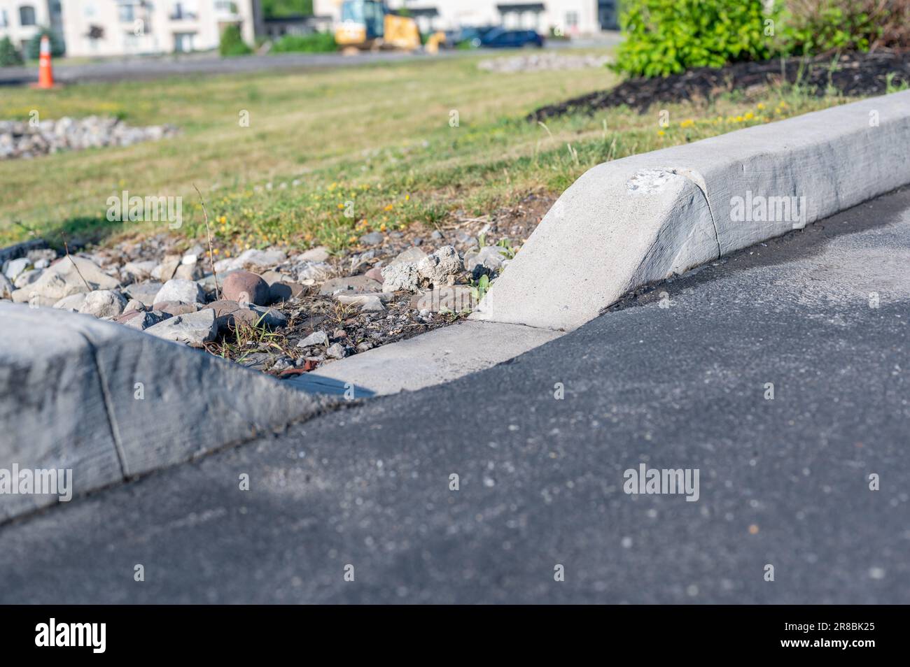 Ausschnitt für Stauschwellen des Parkplatzes für Regenwasserabfluss. Stockfoto