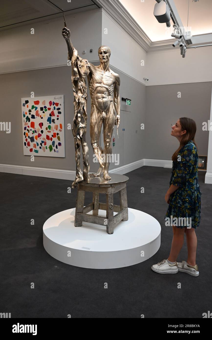 Sotheby's Preview of Modern Art and Contemporary Art eröffnet heute mit dem Sternenangebot der Sommerauktionssaison in London diesen Juni : Gustav Klimt's Dame mit Facher ( Lady with a Fan ) schätzungsweise 65m £/$80m die moderne und zeitgenössische Abendauktion am 27. Juni umfasst auch persönliche Gespräche : Eine besondere Porträtsequenz von führenden Künstlern wie Alberto Glacometti, Edvard Munch, Leonor Fini, Elizabeth Peyton und Kerry James Marshall - zeitgleich mit der mit Spannung erwarteten Wiedereröffnung der National Gallery .. Stockfoto