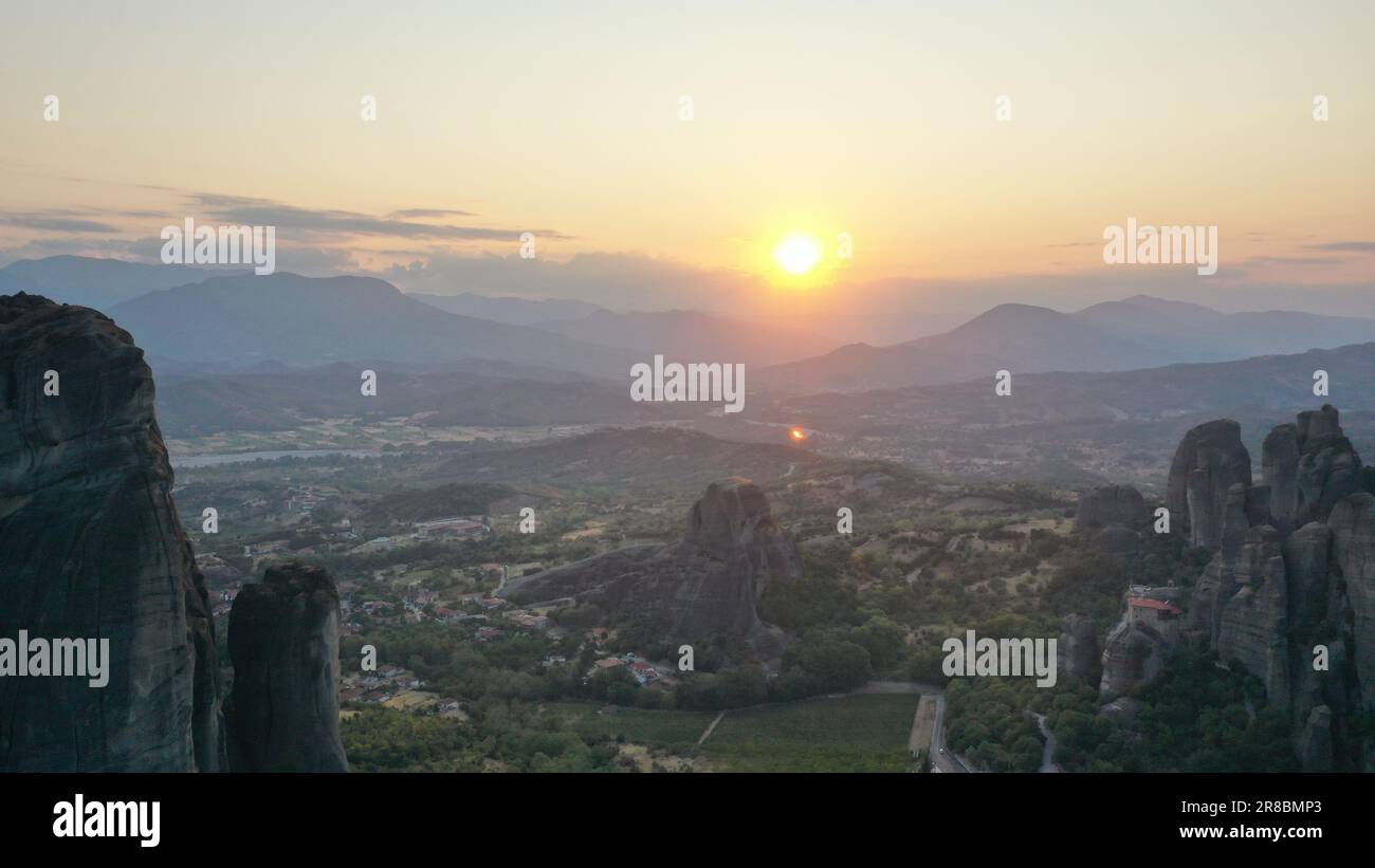 Wunderschöner Blick auf den Sonnenuntergang im Meteora Kloster Kalabaka Griechenland Stockfoto