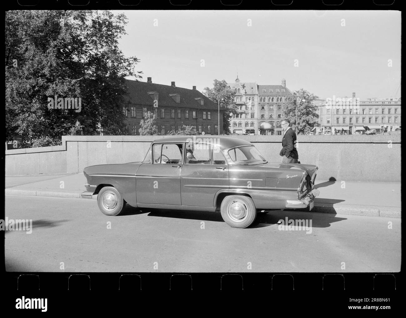 Aktuell 41-1-1960: Die Autoparade Zurzeit werden Autos in vier Preisklassen präsentiert: Unter 15.000 NOK 15.000 NOK – 18.000 NOK 18.000 – 24.000 NOK über 24.000 NOK wurde der Vauxhall Victor Standard plötzlich billiger, und einer der Gründe war wahrscheinlich auch, dass ein neues Modell heute marktreif ist. Aber die Verbesserungen sind nicht bedeutsamer als die Tatsache, dass sich viele Menschen für das aktuelle Modell interessieren werden, das ein komfortables und gut ausgestattetes Familienauto ist. Er hat 4 Türen, Platz für 5,55 PS SAE im Motor, die Reifen sind 5,60x13 groß, das Gewicht beträgt 975 kg Stockfoto