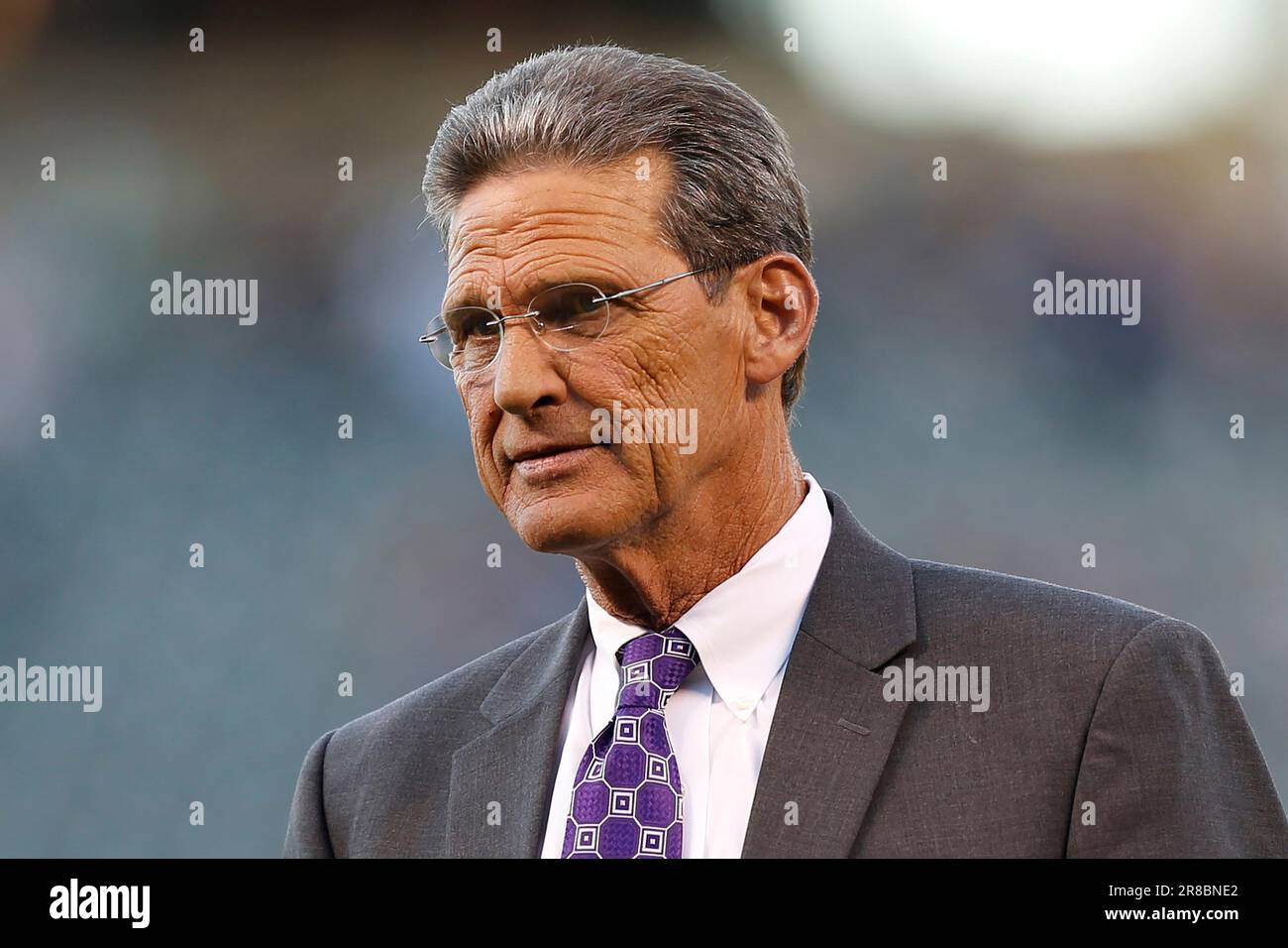 FILE - Colorado Rockies television color analyst George Frazier looks on during his retirement ceremony before the Rockies host the Los Angeles Dodgers in the first inning of a baseball game Friday, Sept. 25, 2015, in Denver. Oklahoma has announced that former pitcher George Frazier has died at age 68. Frazier played for Oklahoma on College World Series teams in 1975 and 1976, and played parts of 10 Major League Baseball seasons with five clubs. (AP Photo/David Zalubowski, File) Stockfoto