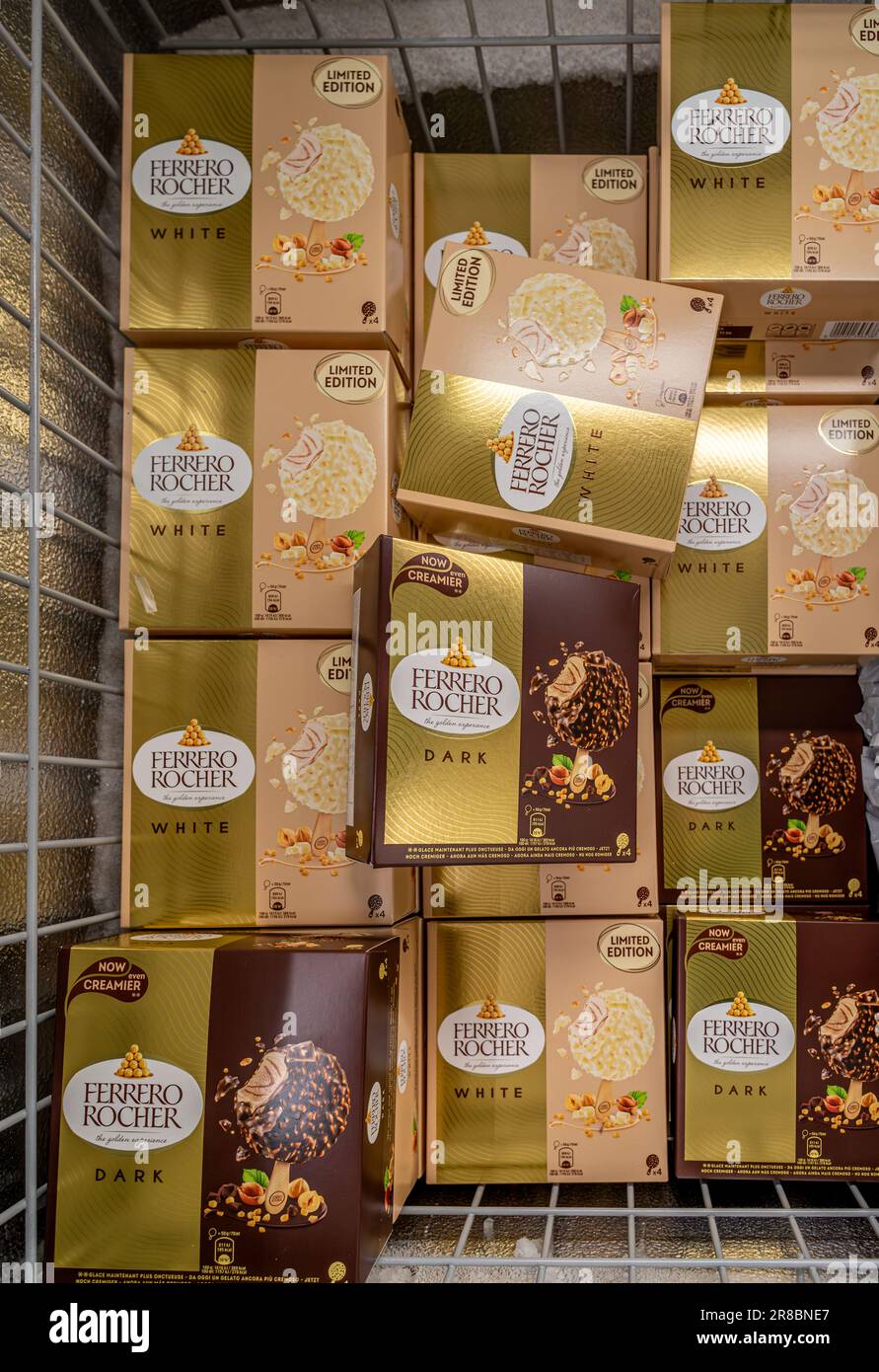 Italien - 31. Mai 2023: Ferrero-Rocher-Eiscreme in dunklem und weißem Aroma in Kartons auf der Kühltheke zum Verkauf in italienischen Supermärkten Stockfoto