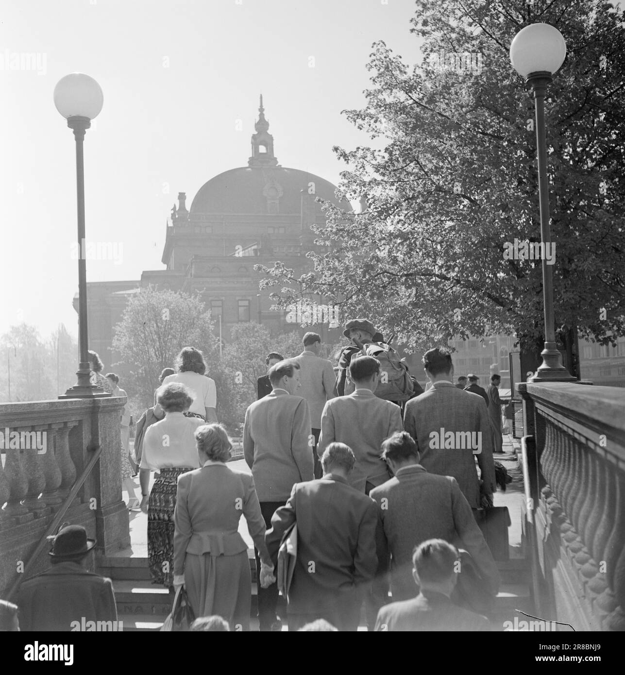 Aktuell 13-1950: Wann kommt der Zusammenbruch das charakteristischste am Verkehr in Zentral-Oslo ist, dass es dafür keinen Platz gibt. Es ist seit vielen Jahren schlimm und es wird noch schlimmer werden. Jeden Morgen während der Hauptverkehrszeit strömen 5.000 Personen pro Stunde. Stürmen Sie diese Treppe vom Untergrund des Nationaltheatret. Alles in allem befördern die drei Linien von Holmenkollbanen 65.000 Verkehrsteilnehmer pro Jahr. Tag – d. h. 32.500 pro Strecke. Foto: Arne Kjus/Aktuell/NTB Stockfoto