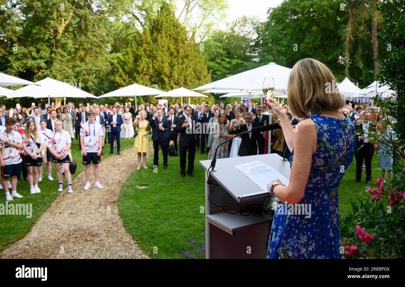 Berlin, Deutschland. 20. Juni 2023. Jill Gallard, Botschafterin des Vereinigten Königreichs von Großbritannien in Deutschland, spricht auf der Geburtstagsparty für König Karl III. Im Garten der Villa Ullstein, der Residenz des Botschafters, auf den deutschen Präsidenten Steinmeier an. Die diesjährige Gartenparty feiert die Krönungsfeier und den Staatsbesuch von König Karl III. Und Königin Camilla in Deutschland. Der Geburtstag des Königs ist eigentlich am 14. November, aber in der Hoffnung auf schöneres Wetter feiern die Briten ihn im Sommer. Kredit: Bernd von Jutrczenka/dpa/Alamy Live News Stockfoto