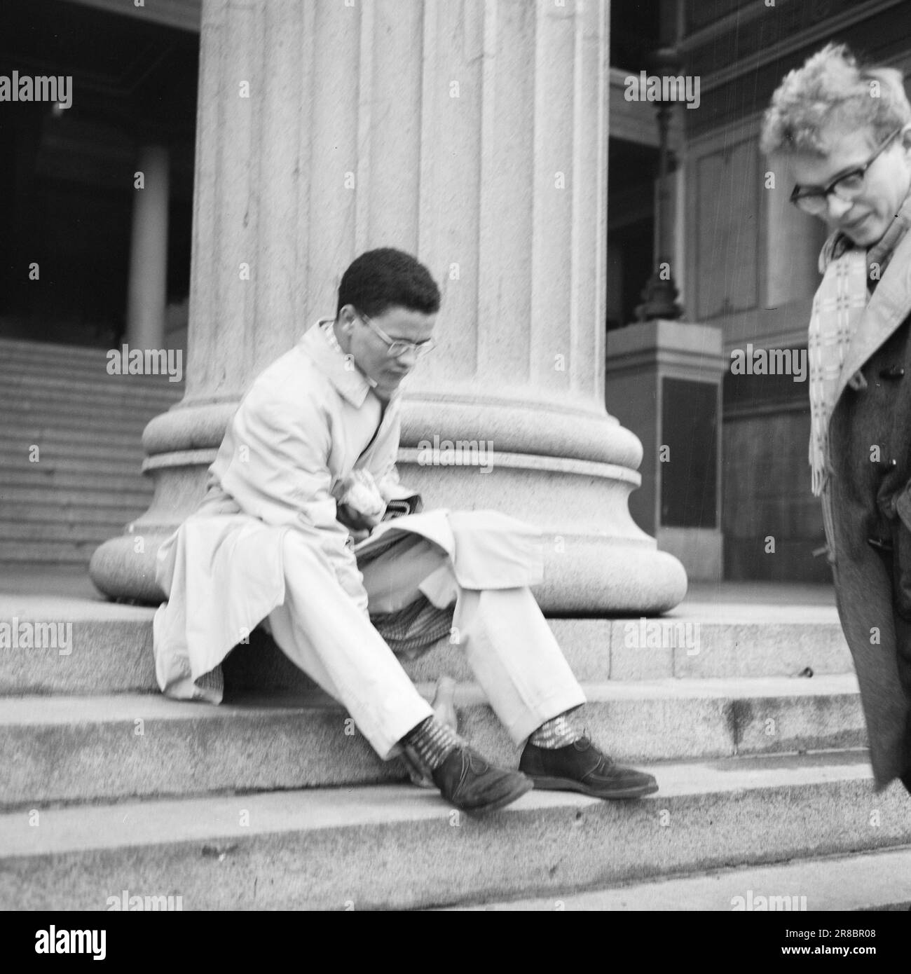 Aktuell 3-11-1960: Auf der Flucht vor Hass Südafrikas verfolgte die Gestapo den 23-jährigen Hans Beukes aus einem einzigen Grund durch drei Länder: Er ist farbig. Aber Beukes entkam, und vom UN-Podium ließ er die ganze Welt auf ihn hören. Nach vielen Abenteuern fand er einen Zufluchtsort in Oslo. Foto: Aage Storløkken / Aktuell / NTB ***FOTO NICHT VERARBEITET*** Stockfoto