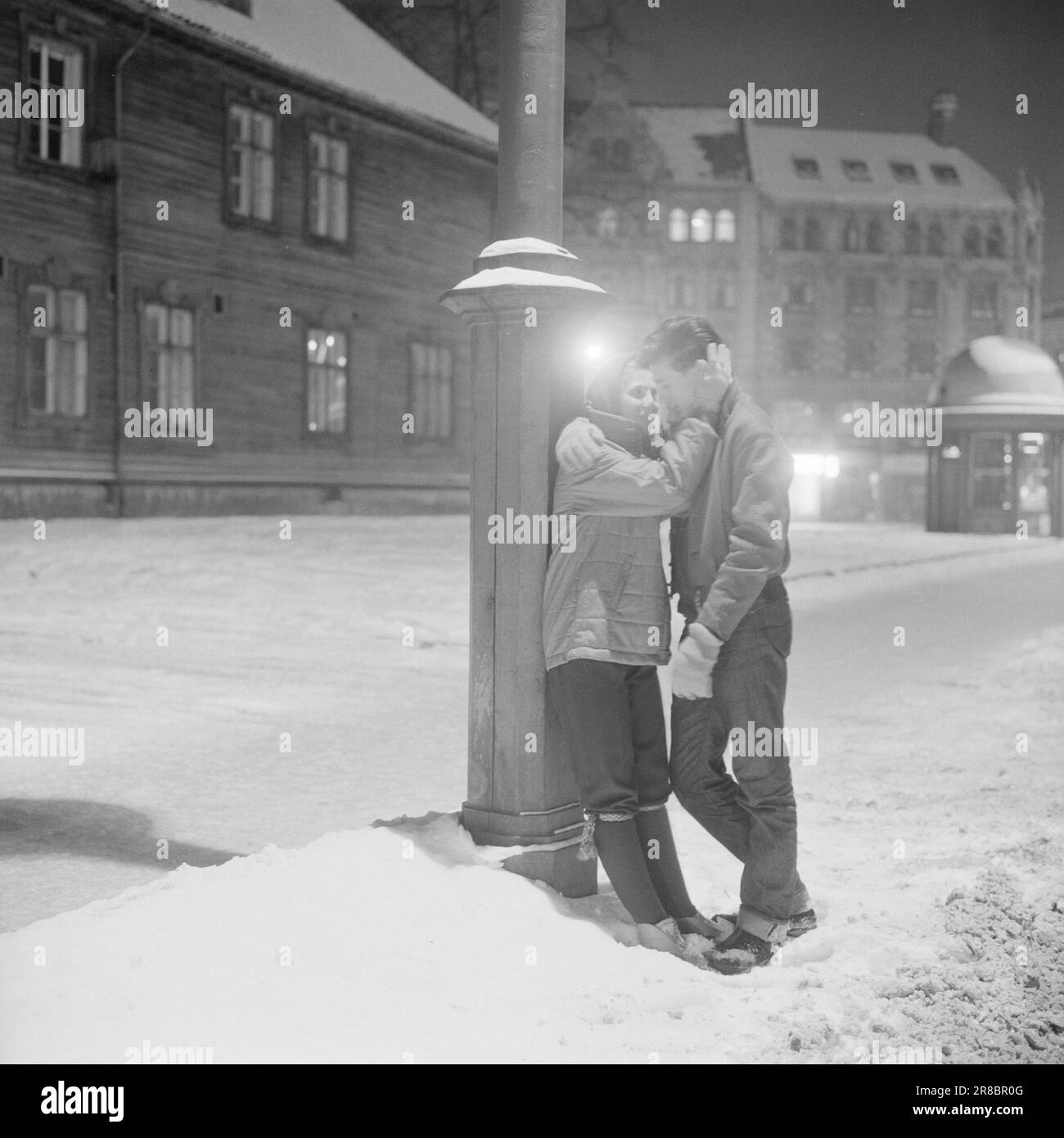 Tatsächlich 12-4-1960: Es war ein Samstagabend Samstagabend und offenbart Reichtum und Armut, Glück und Sehnsucht. Doch Samstag bietet Norwegen eine Vielzahl von großen und kleinen Veranstaltungen. Auf den folgenden Seiten finden Sie unseren Fang von einem kalten Winter Samstag in verschiedenen Städten. Samstagabend ist eine Phobie. Das Kino, in dem sie sich trafen, ist schon lange vorbei. Die Uhr hat Sonntag geschlagen, und die Stadt schläft bis zum Wochenende. Aber die beiden schleifen sich noch ein paar Stunden durch den Abend, so lange sie können, bei den eiskalten Temperaturen auf der Straße. Zwei junge Leute, die in eine große Stadt mit clos verliebt sind Stockfoto