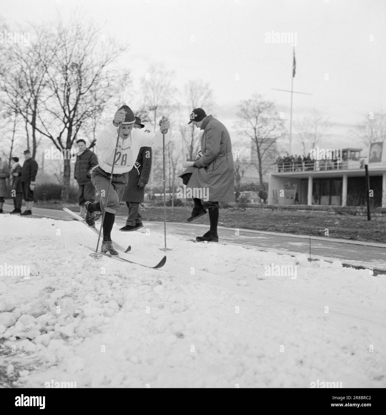 Aktuell 3. 5. 1960: Langer Weg nach oben seit seiner Kindheit hat sich Einar Østby (Nr. 33) die Olympischen Spiele zum Ziel gesetzt. Er kennt den Preis der Orte in der Nähe von Sixten Jernberg (Nr. 28). Im Monolith-Rennen hat sich Østby einen Platz in der Olympiamannschaft gesichert. Der Skikönig Sixten Jernberg behielt die Krone - eine halbe Minute vor dem besten Norweger Oddmund Jensen. Der Pfad ging zum ersten Mal über die Vigelands-Brücke, wo es schien, als ob sogar die Statuen die beliebte anfeuern. Im Moment ist unklar, wer sein Nachfolger sein wird. Einar Østby ist einer der Kandidaten. Foto Stockfoto