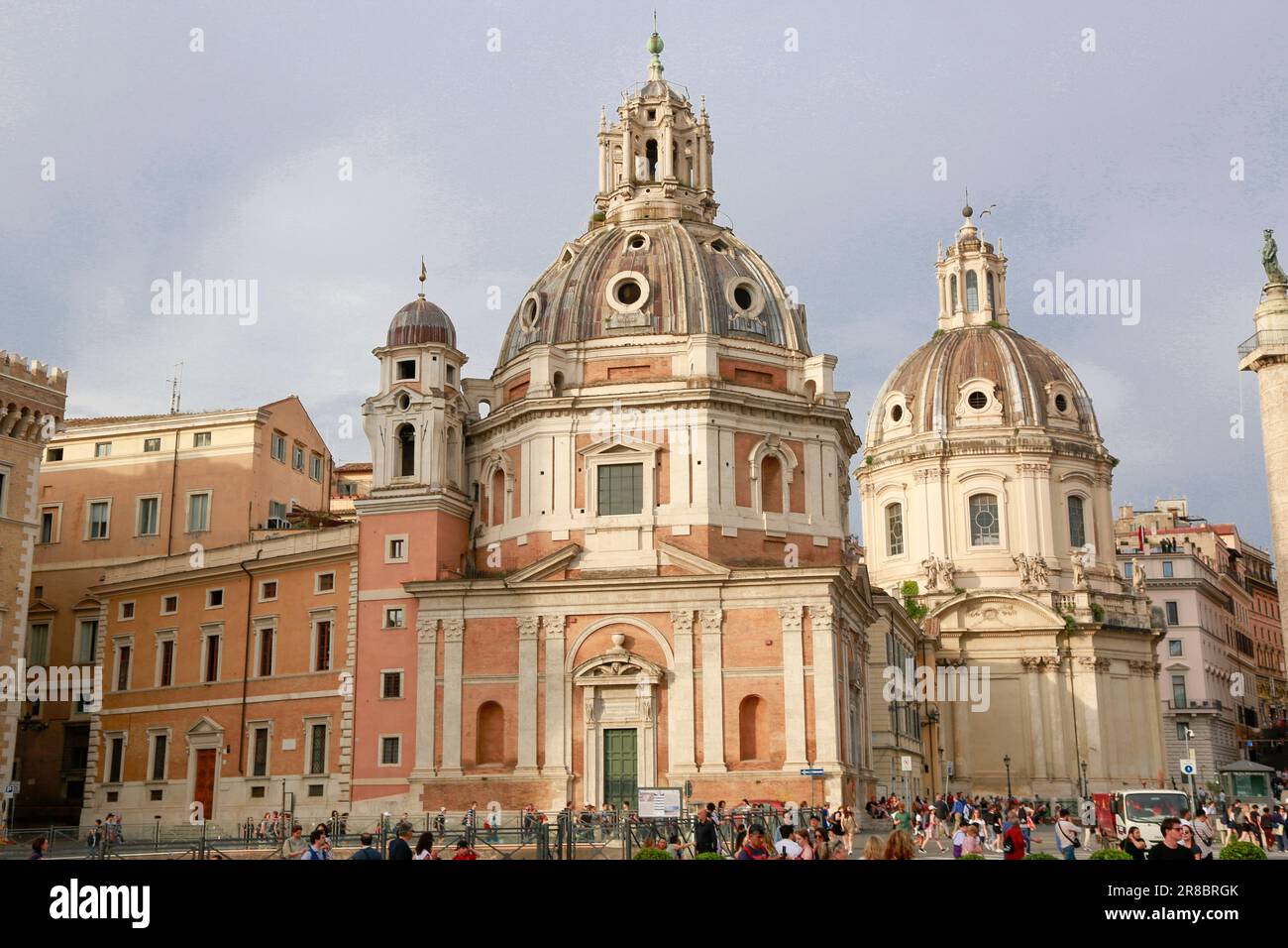 Trajanssäule und Fori Imperiali an einem sonnigen Tag in Rom, Italien Stockfoto