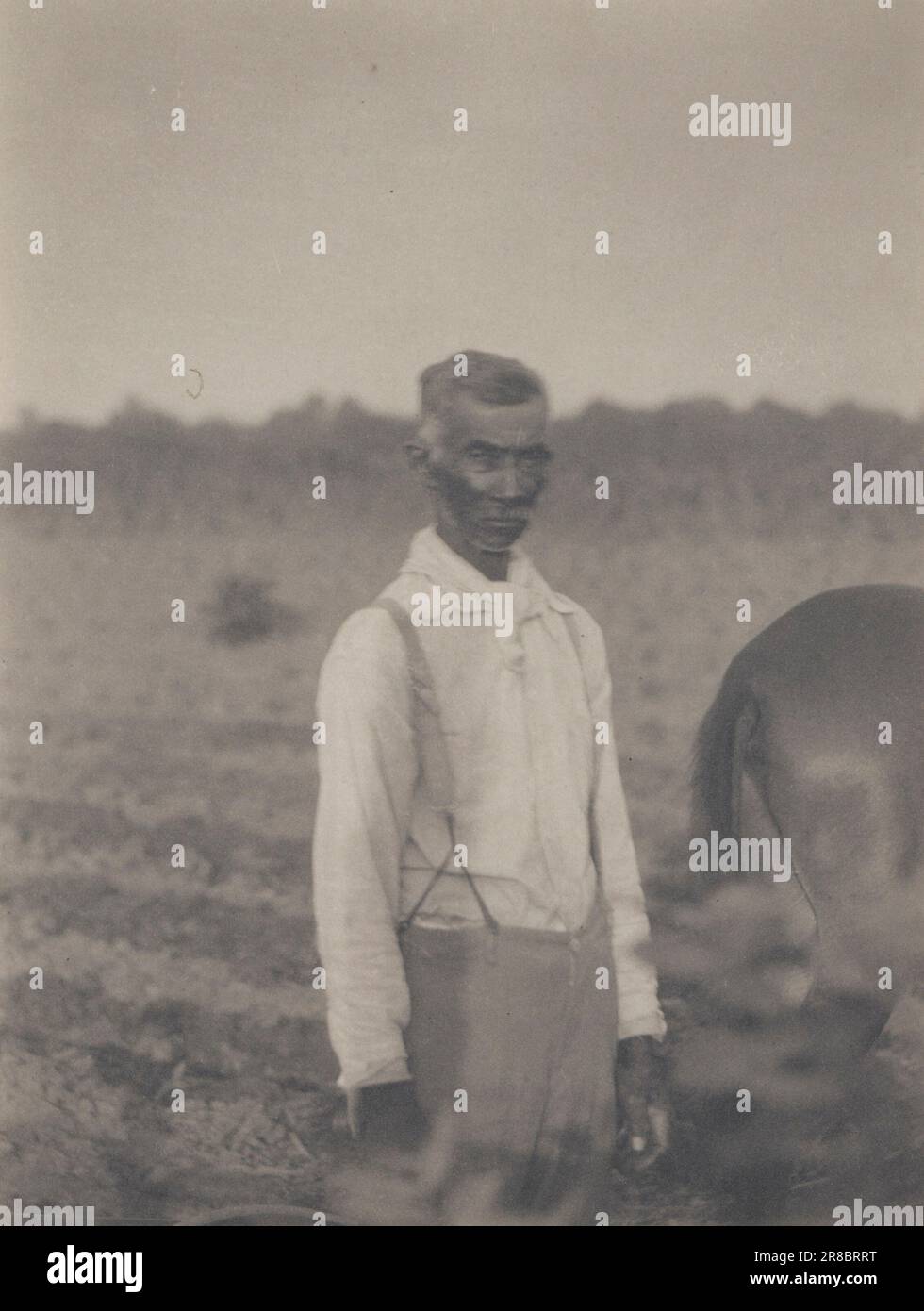 Mann im weißen Hemd in Field Ca. 1930 von Doris Ulmann, geboren in New York City 1882, gestorben in New York City 1934 Stockfoto