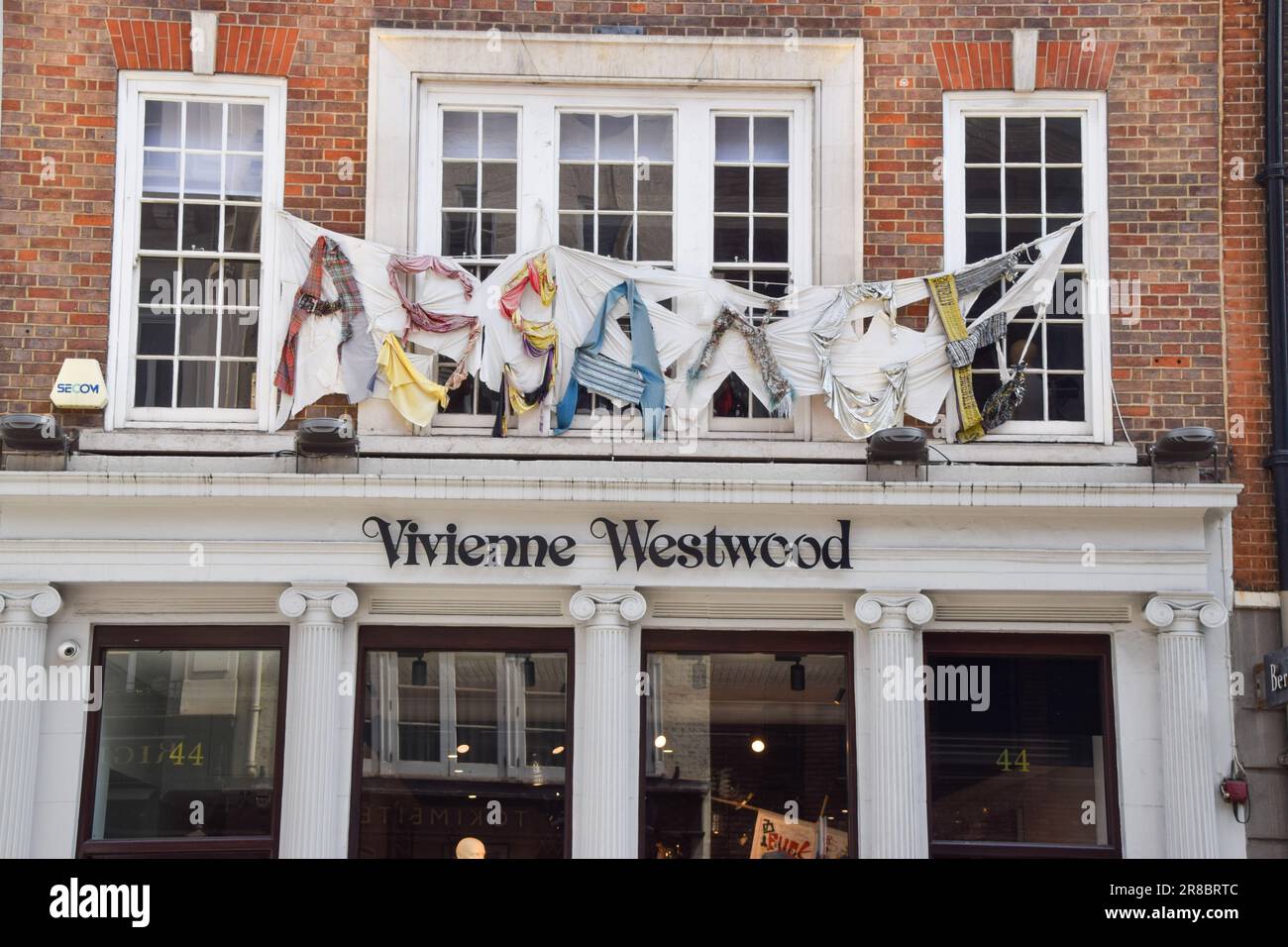 London, Vereinigtes Königreich - 19. Juni 2023. Die Kleidung steht für „Assange“ vor dem Vivienne Westwood Flagship Store in der Conduit Street. Stockfoto