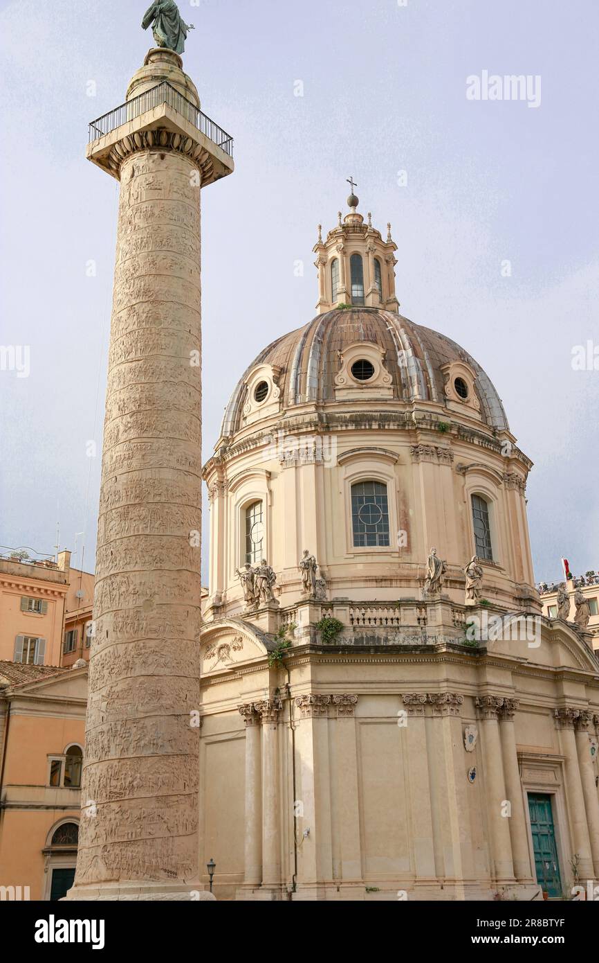 Trajanssäule und Fori Imperiali an einem sonnigen Tag in Rom, Italien Stockfoto