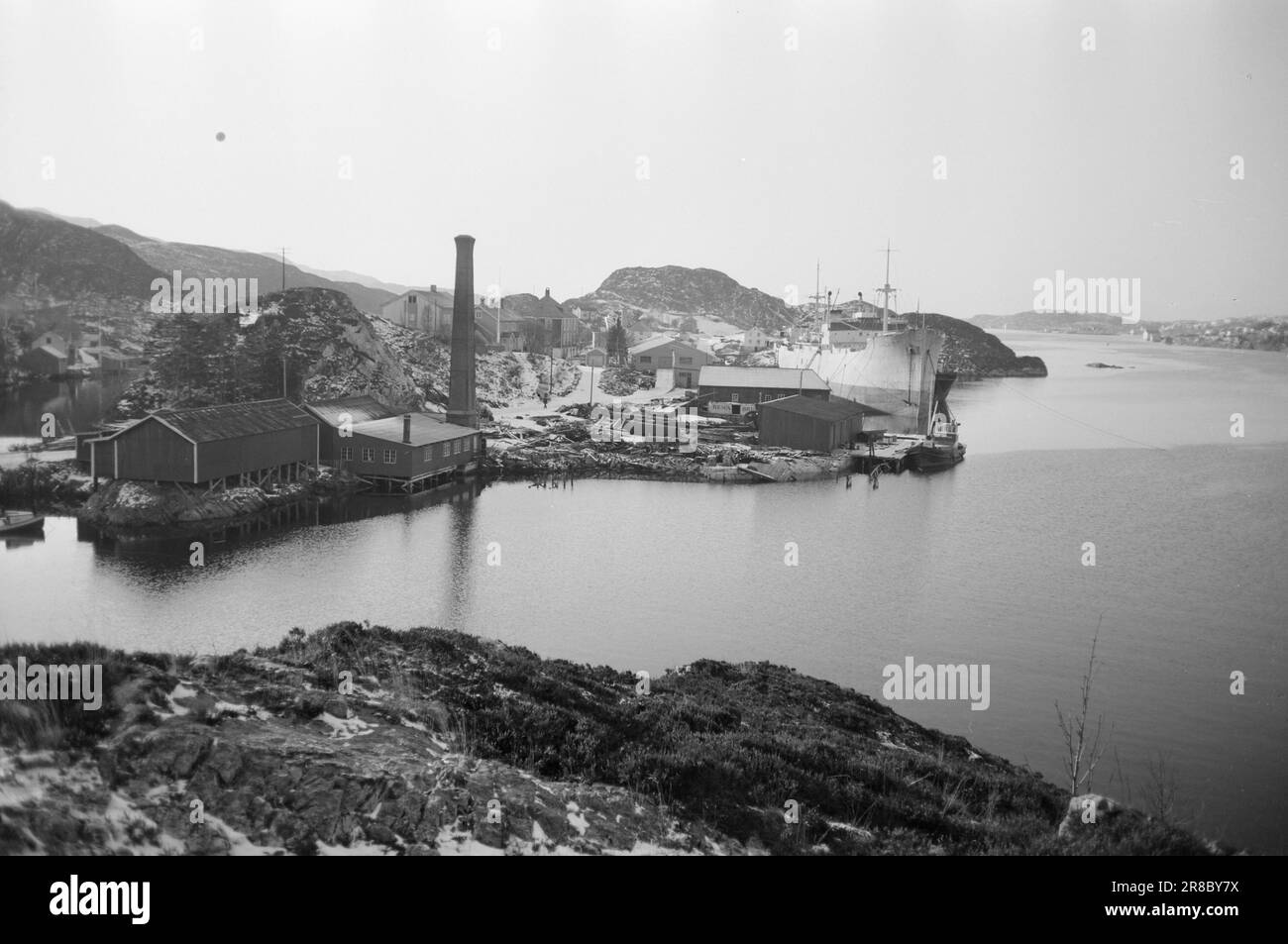Derzeit 10-9-1960: Schwimmender Sarg Flakke repariert alte Wannen in seiner eigenen Werkstatt, die nicht den professionellen Standards entsprechen. Die Hälfte der derzeitigen Flotte von Flakke am Kai in Flakkes Werkstatt in Rena außerhalb von Kristiansund, der neue (aber 25 Jahre alte) „Orkla“ mit ca. 7.000 Tonnen und „Torpa“ mit 2.500 Tonnen d.w. "Kovda" wurde von der schwedischen Schiffskontrolle beschlagnahmt. "Knoll" ist das einzige Schiff, das Flakke in Betrieb hat. Foto: Sverre A. Børretzen / Aktuell / NTB ***FOTO NICHT IMAGE PROCESSED*** Stockfoto