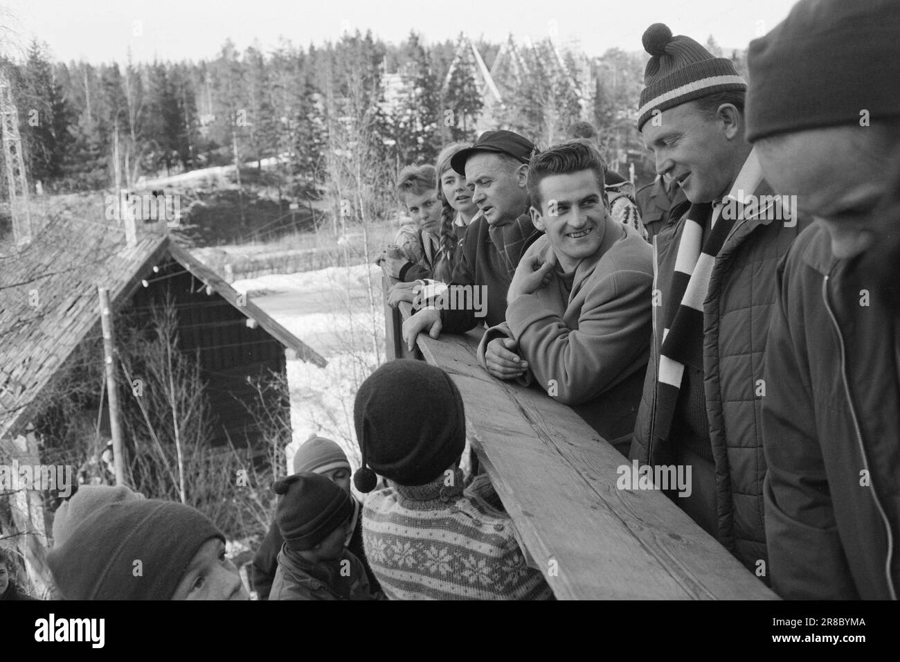 Aktuell 15-3-1960: Wir haben gewonnen und gewonnen... Die Springer sammelten Publikumsrekorde, und die Skilanglauffahrer schrieben Skigeschichte. Sieger Skijumper Helmut Recknagel (Nr. 3 f.E.) Foto: Sverre A. Børretzen / Aage Storløkken / Aktuell / NTB ***FOTO NICHT ABGEBILDET*** Stockfoto