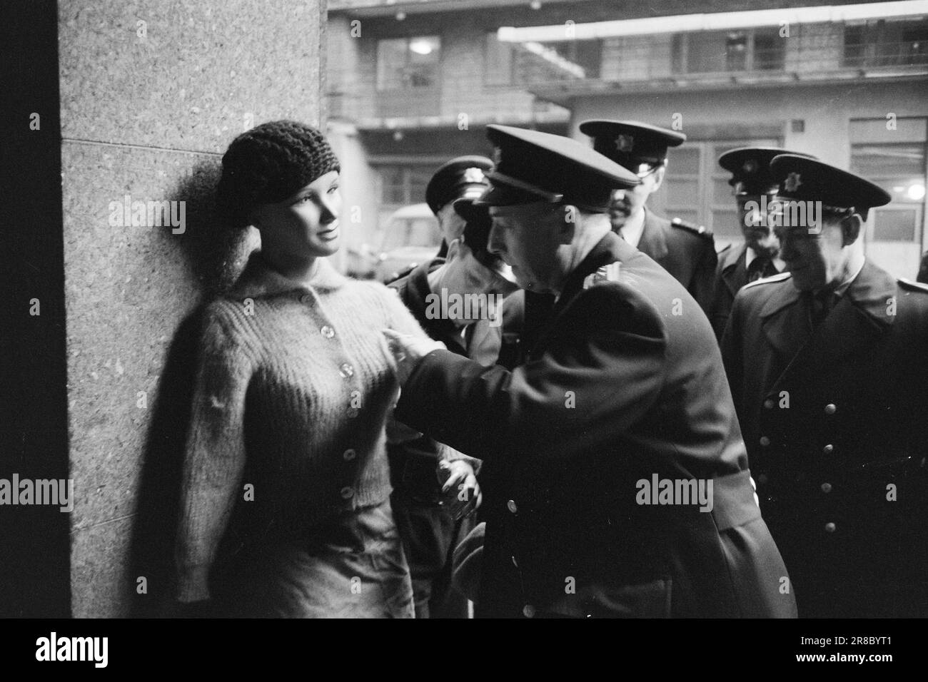 Derzeit 6-10-1960: Lebensgefährliche Bekleidung schrecklich entzündliche Textilien sind im Handel: Silvermohair. Achten Sie auf den Namen und denken Sie nicht daran, einen Pullover mit dieser Marke zu kaufen. Zu viel für eine entzündliche Kleidung ist hoffentlich nicht im Handel erhältlich. Silbermohair hat nichts mit normalem Mohair zu tun. Echtes Mohair wird aus Ziegenwolle gesponnen, silbernes Mohair dagegen aus Rayon. Foto: Sverre A. Børretzen / Aktuell / NTB ***FOTO NICHT IMAGE PROCESSED*** Stockfoto