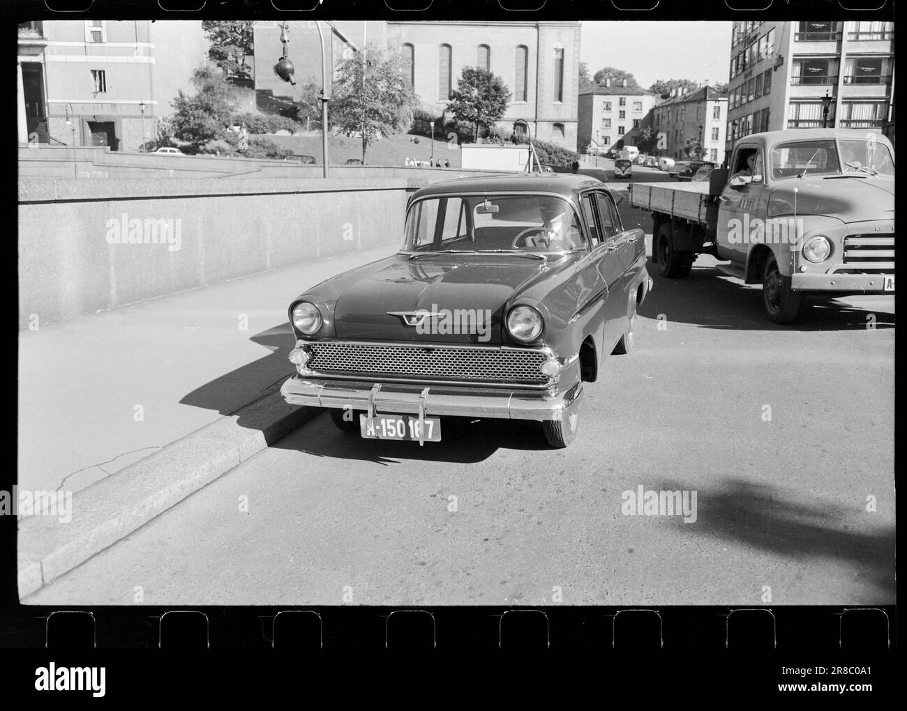Aktuell 41-1-1960: Die Autoparade Zurzeit werden Autos in vier Preisklassen präsentiert: Unter 15.000 NOK 15.000 NOK – 18.000 NOK 18.000 – 24.000 NOK über 24.000 NOK wurde der Vauxhall Victor Standard plötzlich billiger, und einer der Gründe war wahrscheinlich auch, dass ein neues Modell heute marktreif ist. Aber die Verbesserungen sind nicht bedeutsamer als die Tatsache, dass sich viele Menschen für das aktuelle Modell interessieren werden, das ein komfortables und gut ausgestattetes Familienauto ist. Er hat 4 Türen, Platz für 5,55 PS SAE im Motor, die Reifen sind 5,60x13 groß, das Gewicht beträgt 975 kg Stockfoto