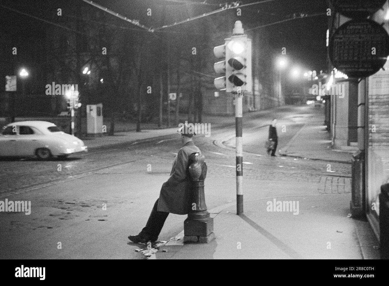 Aktuell 25-1-1960: Wo der Puls der Stadt schlägt, spiegelt die Kamera das tägliche Leben an einer Straßenecke in Oslo wider. Ende. Jetzt kann nur noch ein Wunder geschehen - aber im Idealfall wird es die letzte Straßenbahn nach Hause sein. Autsch. Foto: Aage Storløkken / Aktuell / NTB ***PHOTO NOT IMAGE PROCESSED*** Corner Stortingsgata Rosenkrantzgate Stockfoto