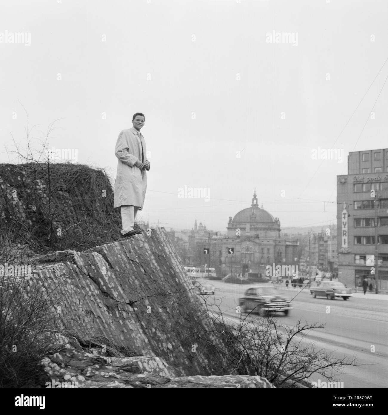 Aktuell 3-11-1960: Auf der Flucht vor Hass Südafrikas verfolgte die Gestapo den 23-jährigen Hans Beukes aus einem einzigen Grund durch drei Länder: Er ist farbig. Aber Beukes entkam, und vom UN-Podium ließ er die ganze Welt auf ihn hören. Nach vielen Abenteuern fand er einen Zufluchtsort in Oslo. Foto: Aage Storløkken / Aktuell / NTB ***FOTO NICHT VERARBEITET*** Stockfoto