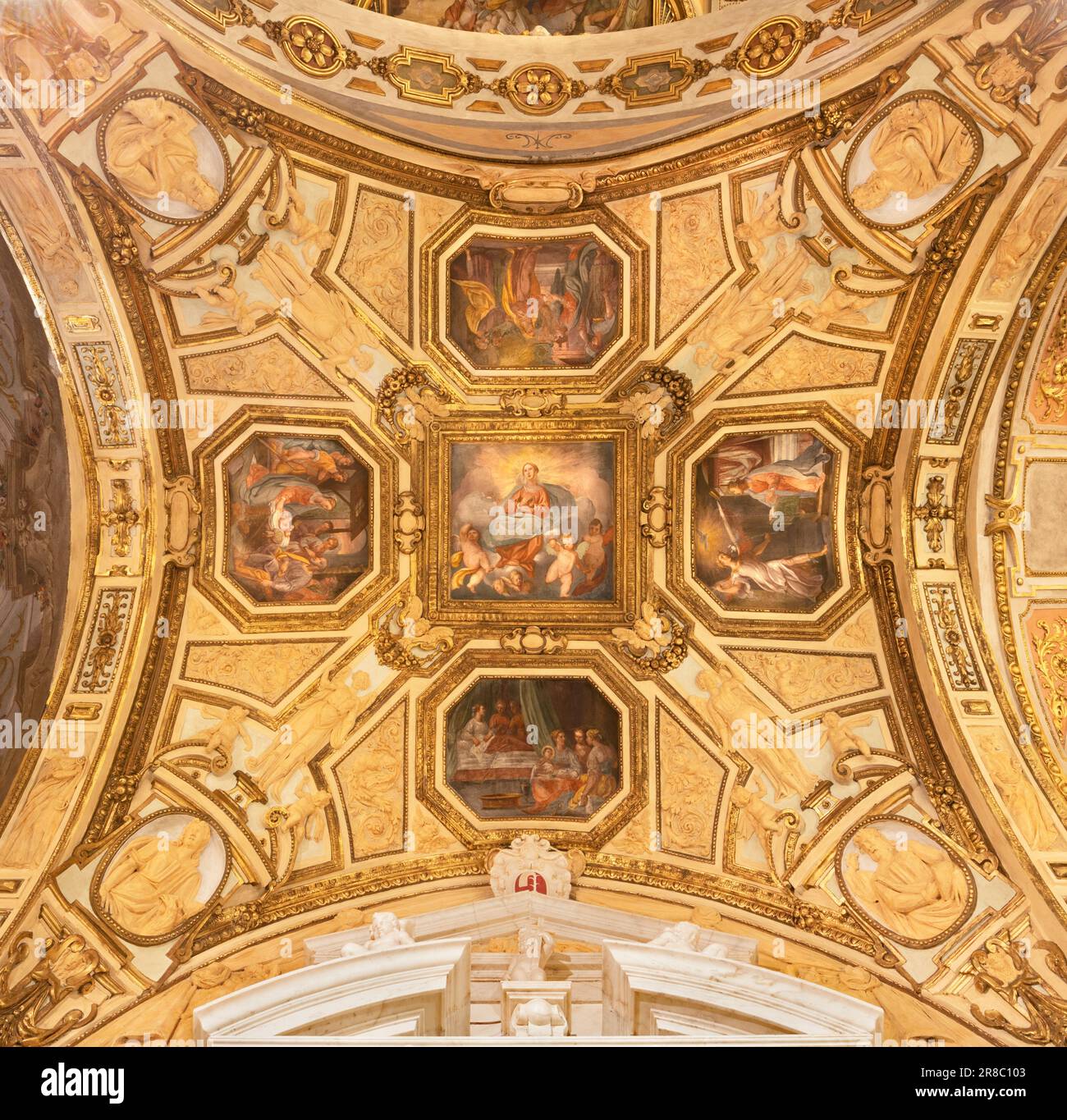 GENUA, ITALIEN - 8. MÄRZ 2023: Deckenfresko mit Szenen aus dem Leben der Jungfrau Maria in der Kirche Chiesa di Santa Maria della Cella Stockfoto