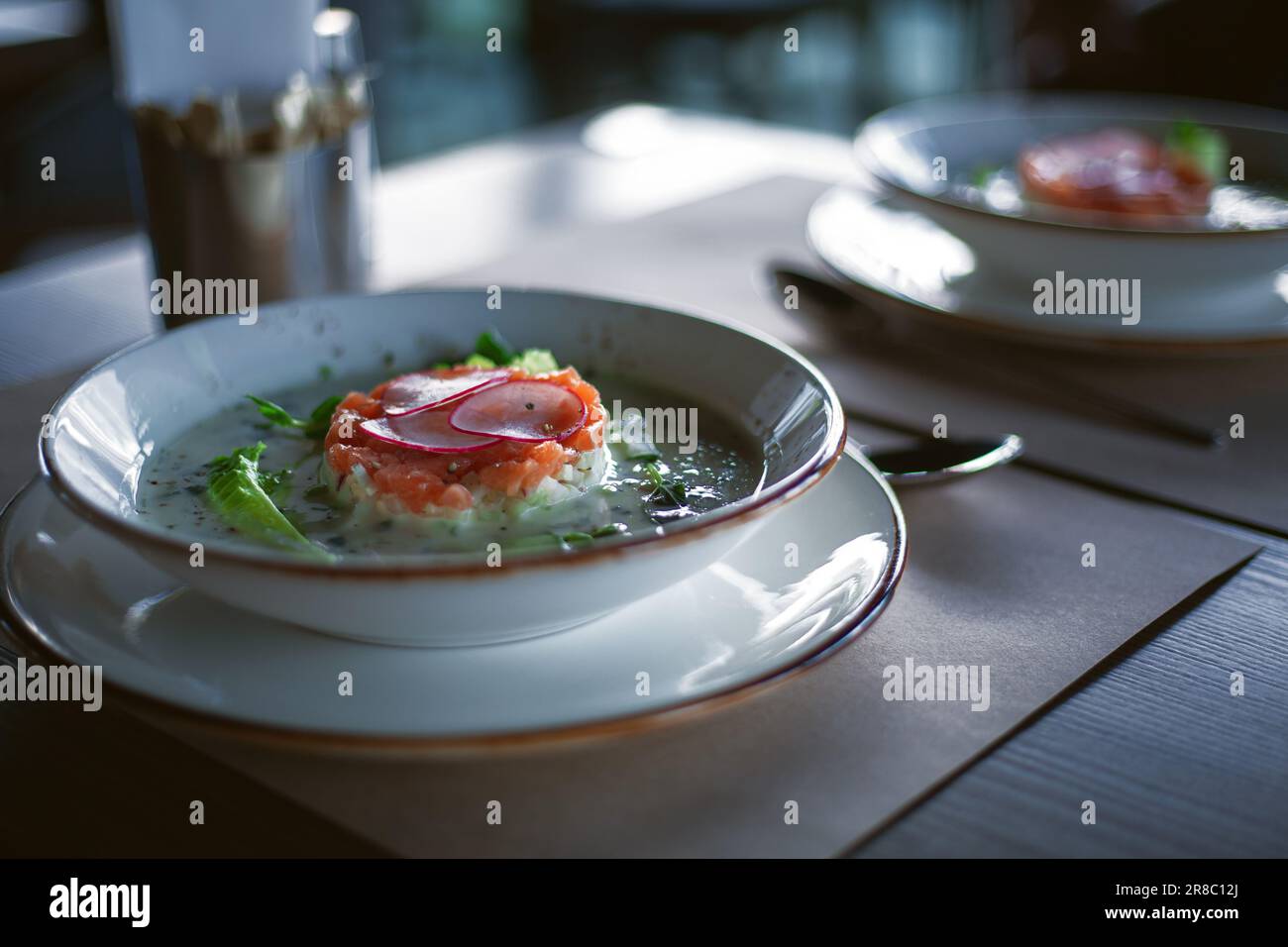 Teller mit kalter Suppe mit Lachs Stockfoto