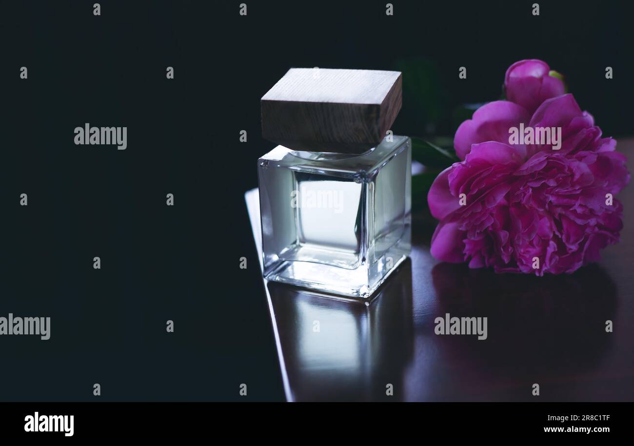 Weibliches Parfüm und rosa Blumen Stockfoto
