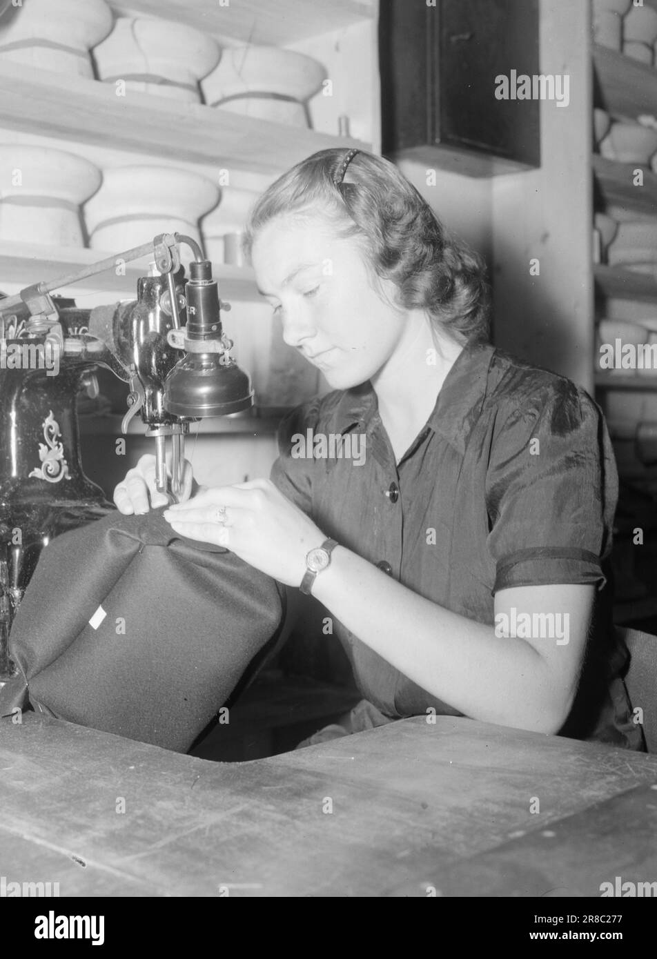 Aktuell 20-2-1947: Serienmützen die Serie erobert die Damen Wir haben uns neulich Carsten Rosenvines Hutfabrik in Oslo angesehen, um zu sehen, wie es ihnen gelungen ist, Hüte und Kappen auf einem Förderband herzustellen, und nach ein paar Stunden Besuch waren wir sehr beeindruckt. Es gibt 17 Damen in der Firma, die an gewöhnlichen Maschinen nähen, aber hier finden wir eine junge Dame, die dabei ist, die kleinen und schwierigen Nähte an einer speziellen Maschine zu nähen. Foto: Aktuell/NTB ***FOTO NICHT VERARBEITET*** Stockfoto