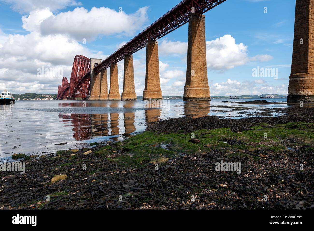 Die Forth Bridge ist eine Cantilever-Eisenbahnbrücke über den Firth of Forth im Osten Schottlands, Stockfoto