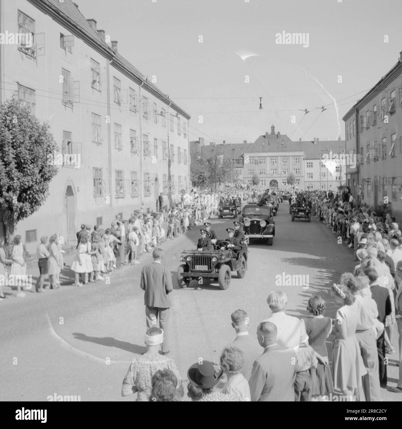 Tatsächlich 16-1947: Hunderttausend zollen dem König 75 Jahre lang Tribut Oslo hatte alle Register für König Haakons 75. Geburtstag am 3. August gezogen. Das Bild des Königs glänzte gegen einen in allen Größen und Editionen von fast jedem Schaufenster. Drei ganze Tage lang dauerten die königlichen Festlichkeiten. Der Höhepunkt der Feierlichkeiten in Oslo war zweifellos die Autofahrt des Königs durch die Stadt am Sonntag. Foto: Aktuell/NTB ***FOTO NICHT VERARBEITET*** Stockfoto