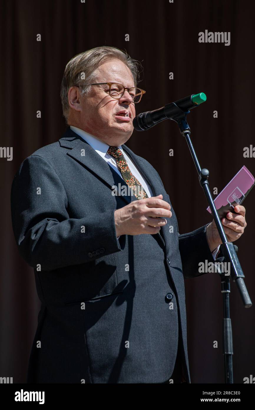 Bürgermeisterin Juhana Vartiainen hält am Helsinki-Tag in Helsinki, Finnland, eine Rede auf dem Esplanade-Park-Bandstand Stockfoto