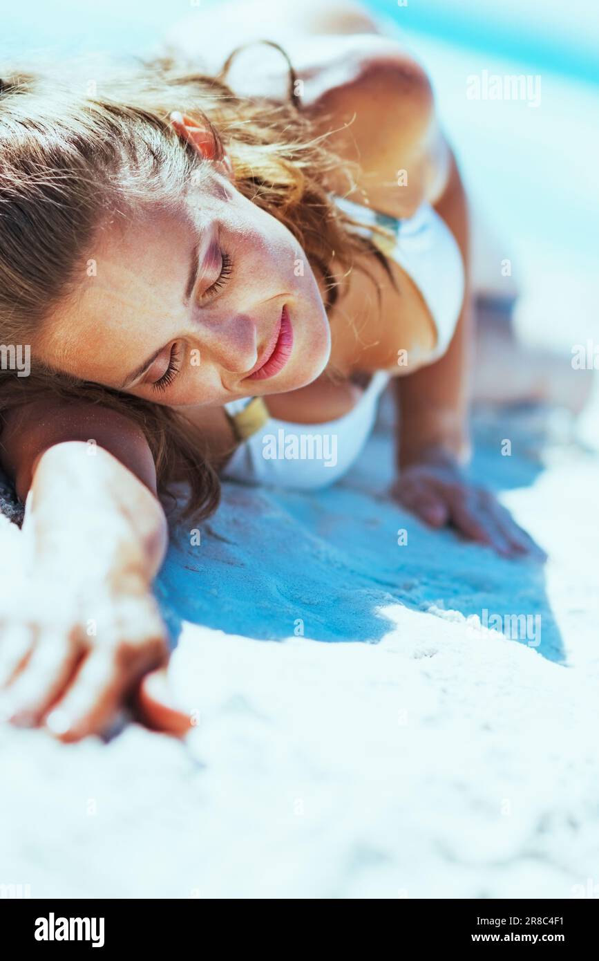 Junge Frau im Badeanzug am Strand entspannen Stockfoto