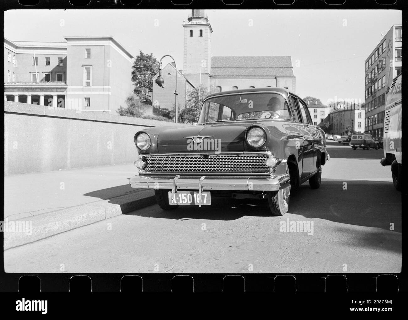 Aktuell 41-1-1960: Die Autoparade Zurzeit werden Autos in vier Preisklassen präsentiert: Unter 15.000 NOK 15.000 NOK – 18.000 NOK 18.000 – 24.000 NOK über 24.000 NOK wurde der Vauxhall Victor Standard plötzlich billiger, und einer der Gründe war wahrscheinlich auch, dass ein neues Modell heute marktreif ist. Aber die Verbesserungen sind nicht bedeutsamer als die Tatsache, dass sich viele Menschen für das aktuelle Modell interessieren werden, das ein komfortables und gut ausgestattetes Familienauto ist. Er hat 4 Türen, Platz für 5,55 PS SAE im Motor, die Reifen sind 5,60x13 groß, das Gewicht beträgt 975 kg Stockfoto