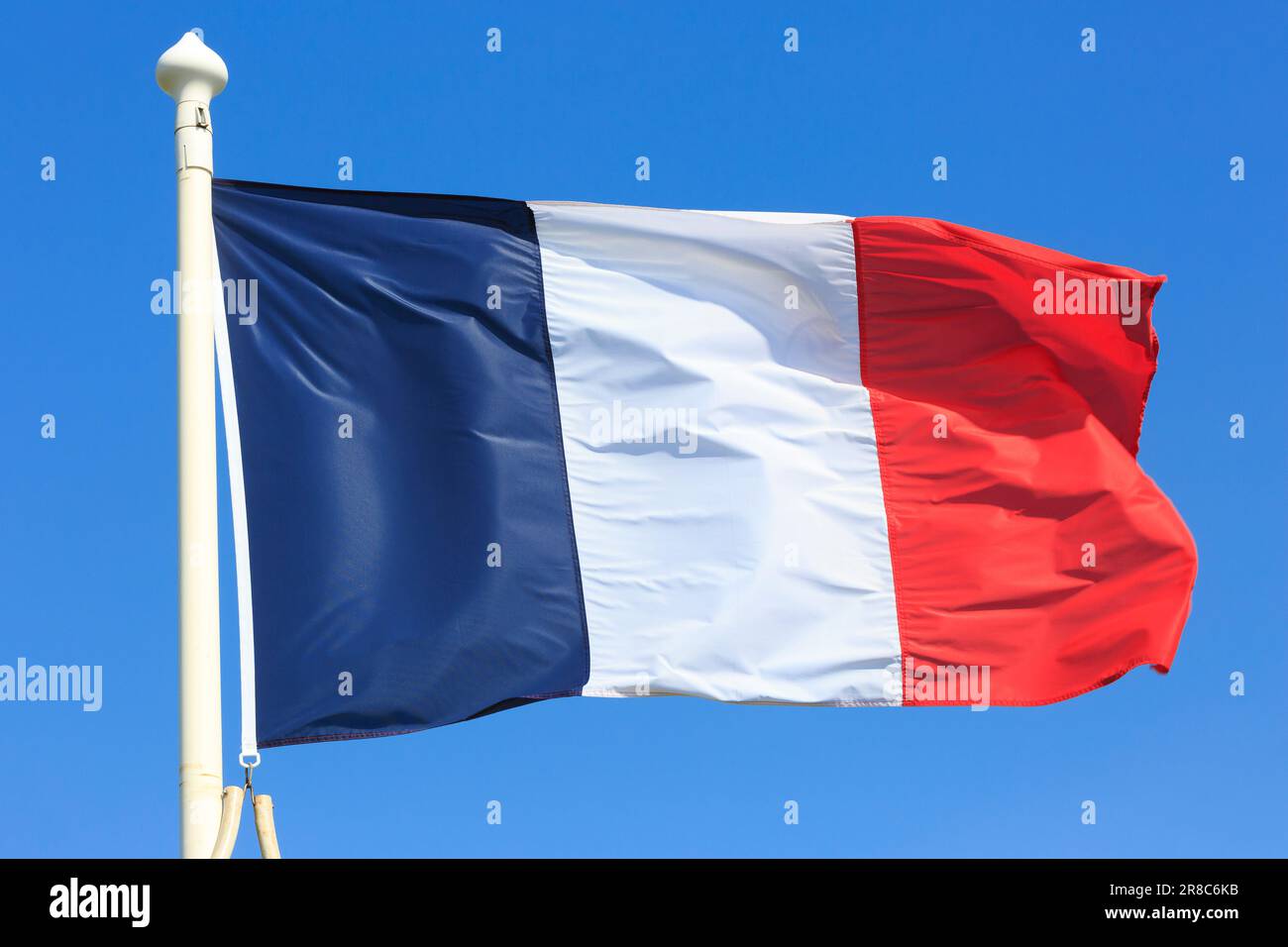 Die französische Nationalflagge, die stolz über den Australian Memorial Park im Ersten Weltkrieg in Fromelles (Nord), Frankreich, fliegt Stockfoto