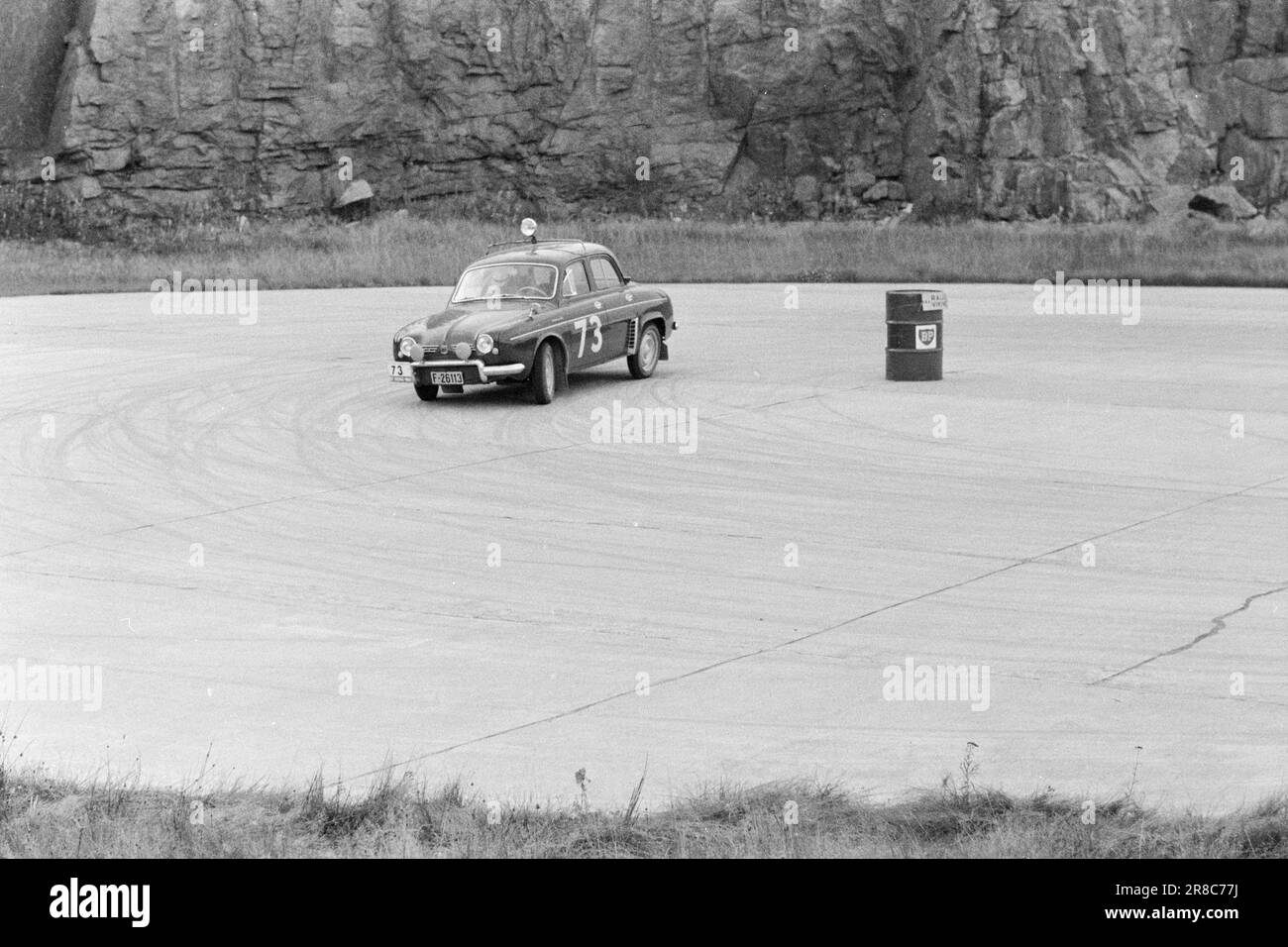 Tatsächlich 42-3-1960: Geschwindigkeitsfieber in scharfen Kurven 42 Stunden lang folgten wir den Teilnehmern der diesjährigen Rally Viking, als sie den 1.850 km langen Kurs durchquerten, um Südnorwegen zu durchqueren. Es waren Stunden des Dramas, der Aufregung und des Schnelligkeit. Foto: Ivar Aaserud / Aktuell / NTB ***FOTO NICHT ABGEBILDET*** Stockfoto