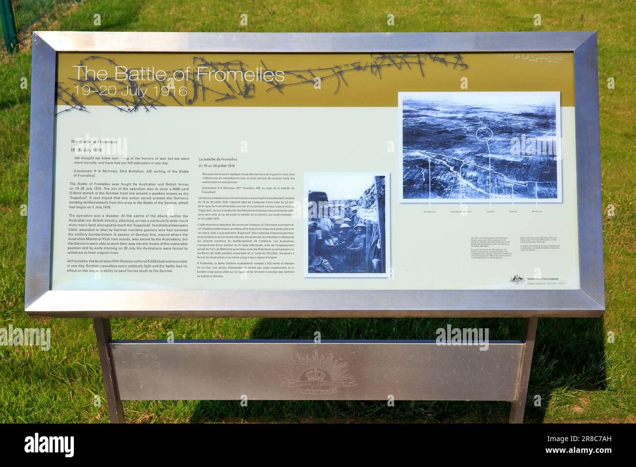 Erläuterndes Schild am Cobbers Memorial (1998) von Peter Corlett im Australian Memorial Park in Fromelles (Nord), Frankreich Stockfoto