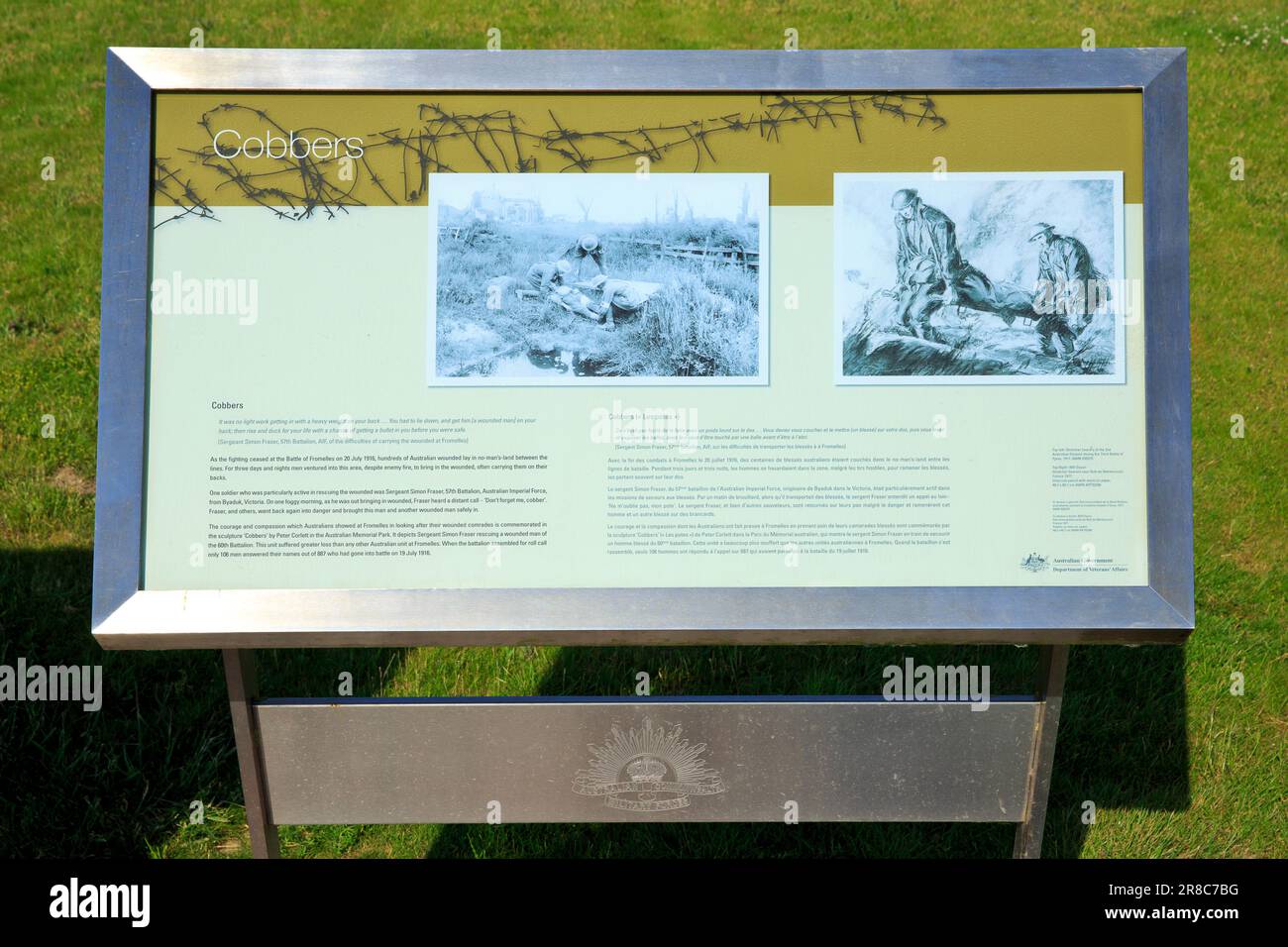 Erläuterndes Schild am Cobbers Memorial (1998) von Peter Corlett im Australian Memorial Park in Fromelles (Nord), Frankreich Stockfoto