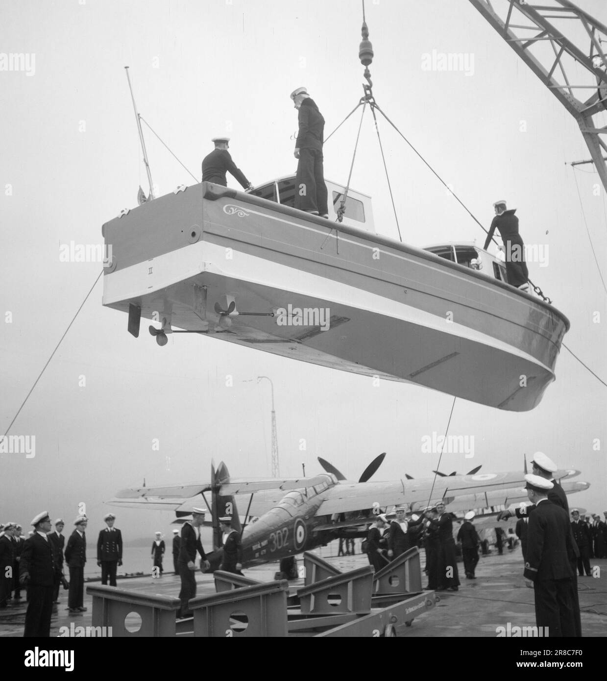 Derzeit 12-3-1947: Englische Fåtebösek Einheiten der britischen Heimatflotte besuchen Anfang Juni norwegische Küstenstädte. An Bord von "Vengeance" war der Oberbefehlshaber der britischen Marine, erster Seelord, Admiral Cunningham. Dieser erste offizielle britische Flottenbesuch nach dem Krieg fand auf norwegische Initiative statt, als Salut und dank der britischen Marine. Admiral Cunninghams Schlinge wird über die Reihe gezogen, um ihn nach Honnørbrygga zu bringen, wo eine Ehrenfirma norwegischer Marines der Zerstörer Oslo, Trondheim und Stavanger in Schlange stand. Foto: Aktuell / NTB ***FOTO NICHT BILDVERARBEITUNG Stockfoto